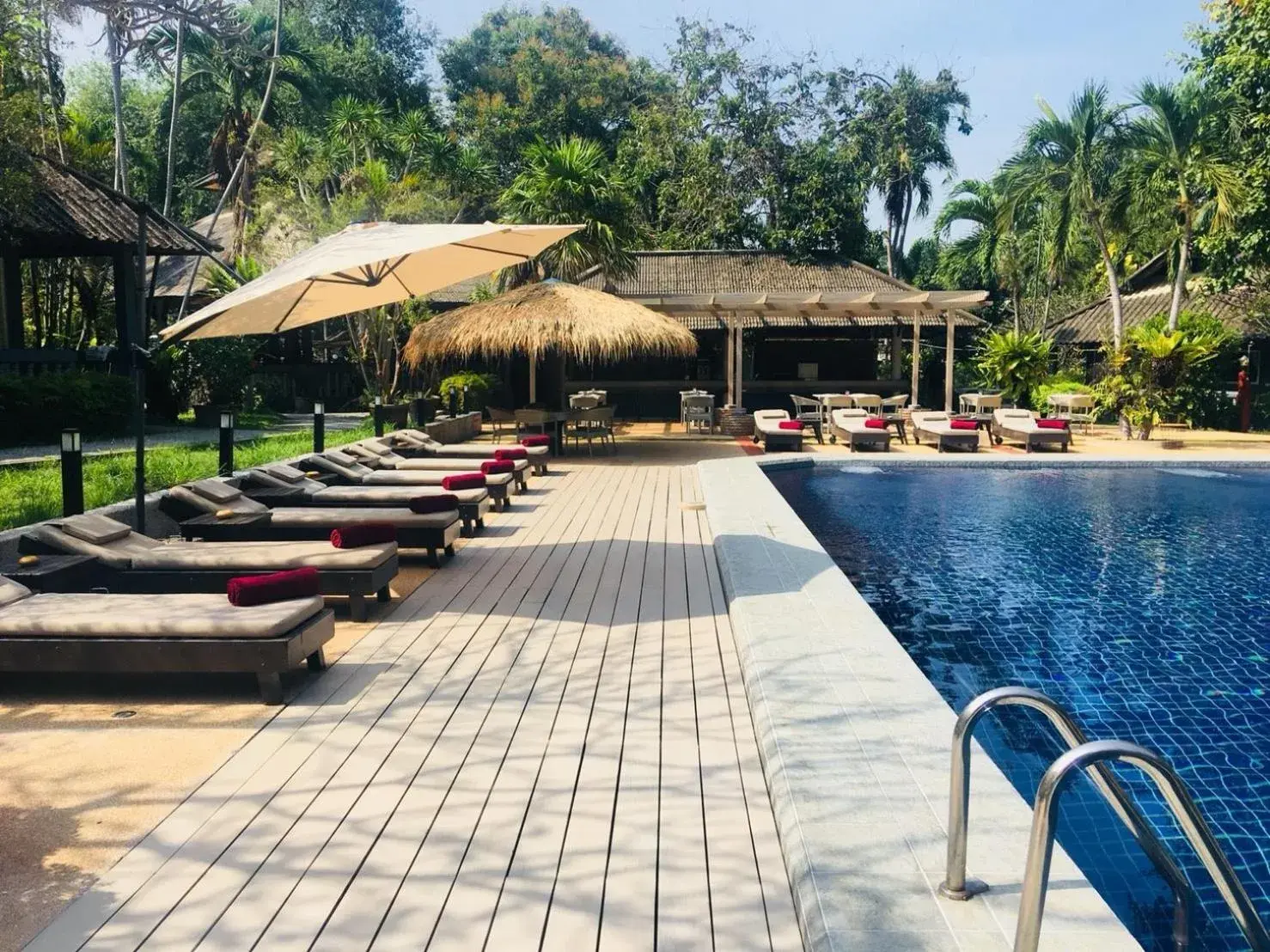 Swimming pool in Let's Hyde Pattaya Resort & Villas - Pool Cabanas Swimming pool in Let's Hyde Pattaya Resort & Villas - Pool Cabanas