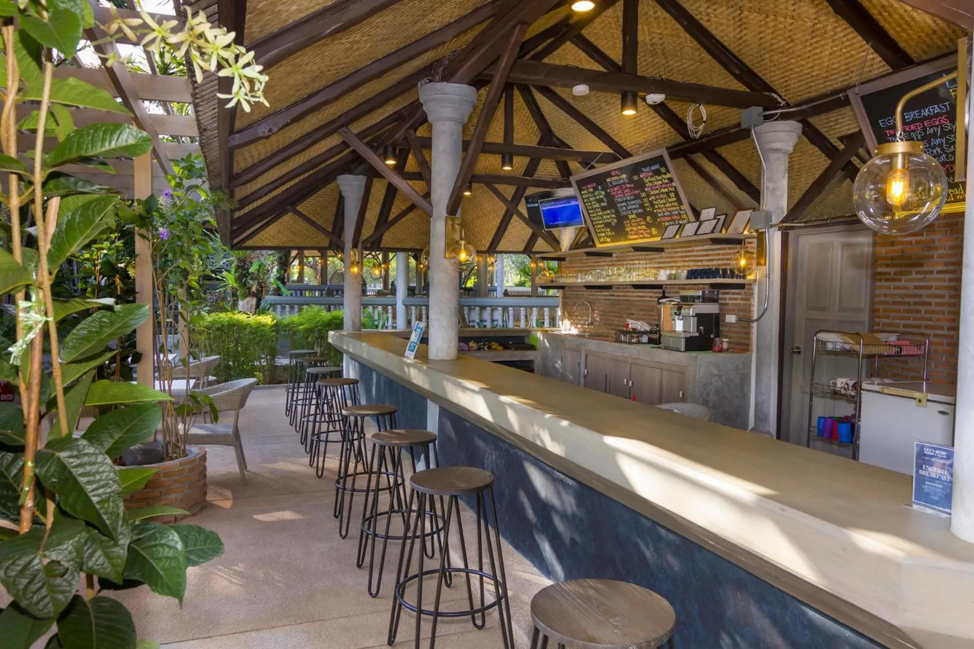 Lounge or bar in Let's Hyde Pattaya Resort & Villas - Pool Cabanas