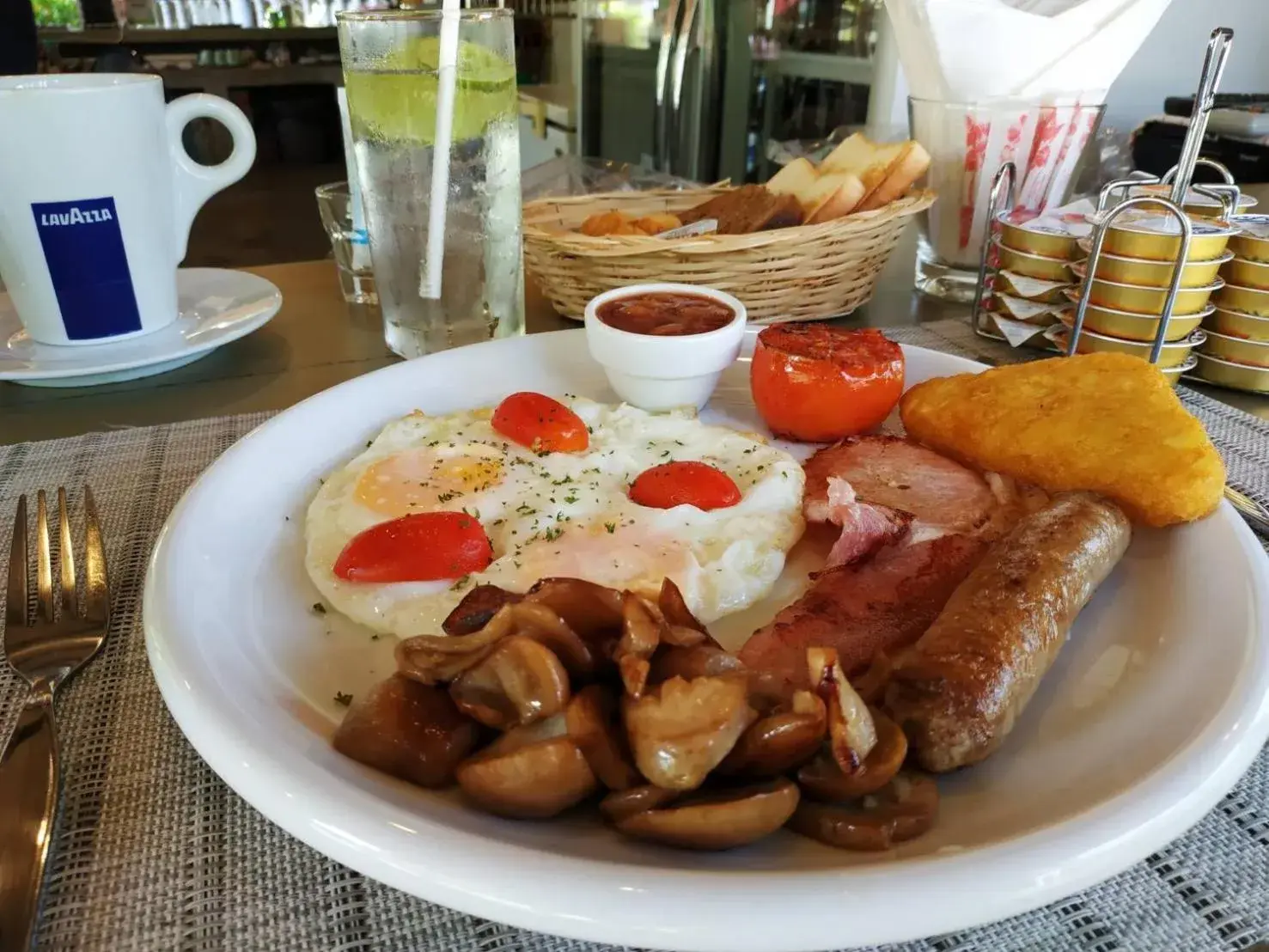 Food and drinks in Let's Hyde Pattaya Resort & Villas - Pool Cabanas Food and drinks in Let's Hyde Pattaya Resort & Villas - Pool Cabanas