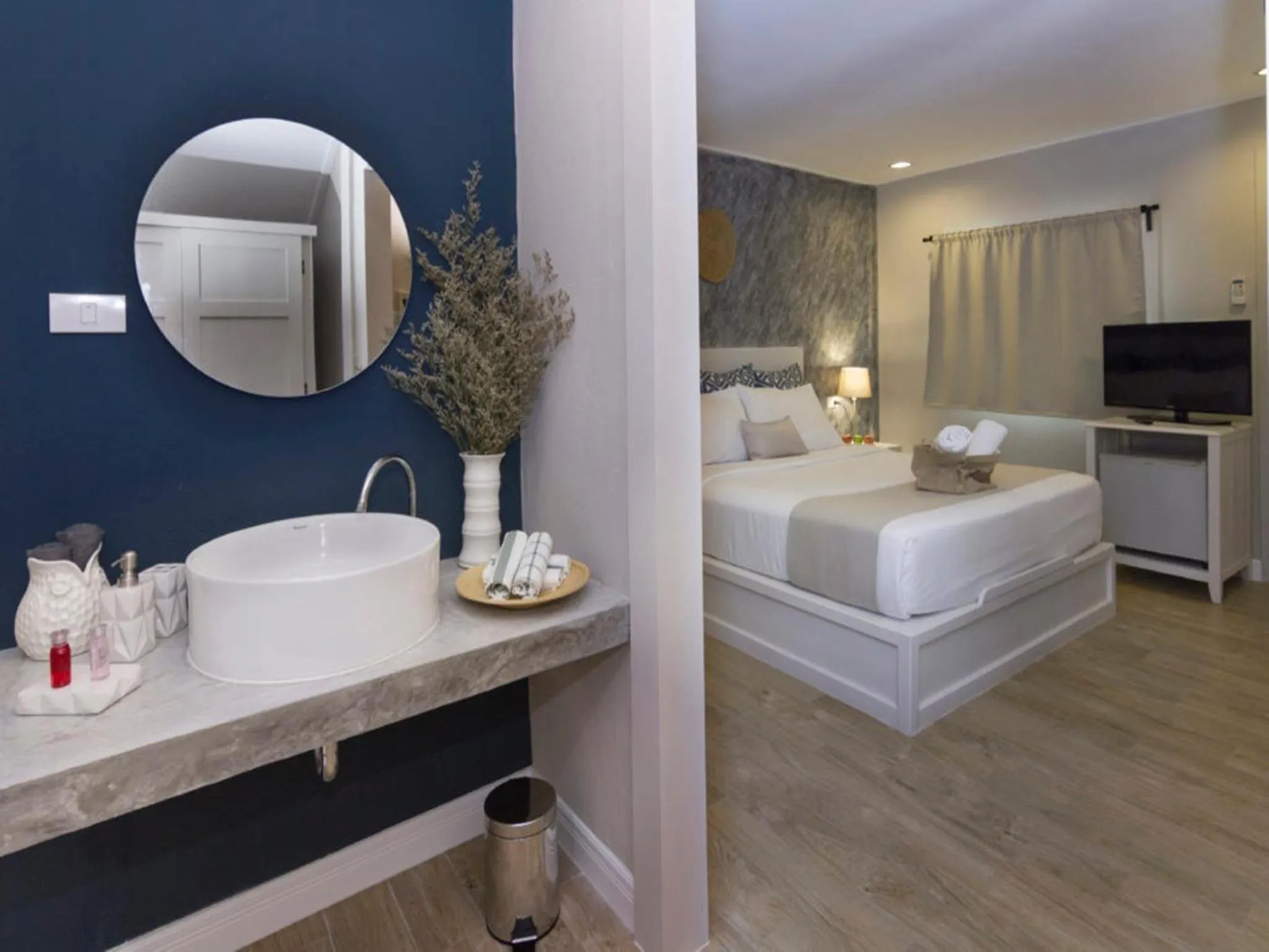 Shower, Bed in Let's Hyde Pattaya Resort & Villas - Pool Cabanas