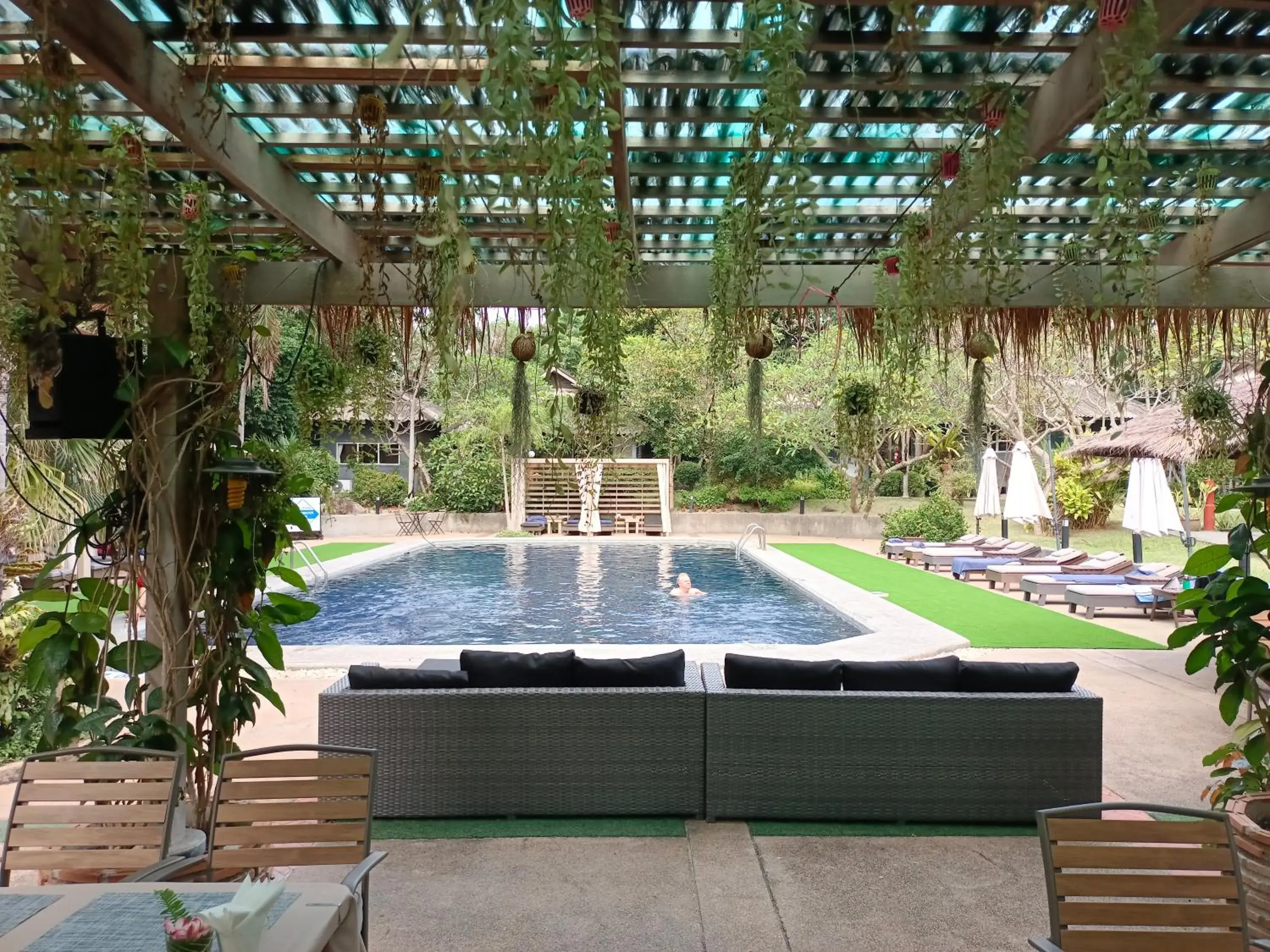 Swimming pool in Let's Hyde Pattaya Resort & Villas - Pool Cabanas Swimming pool in Let's Hyde Pattaya Resort & Villas - Pool Cabanas