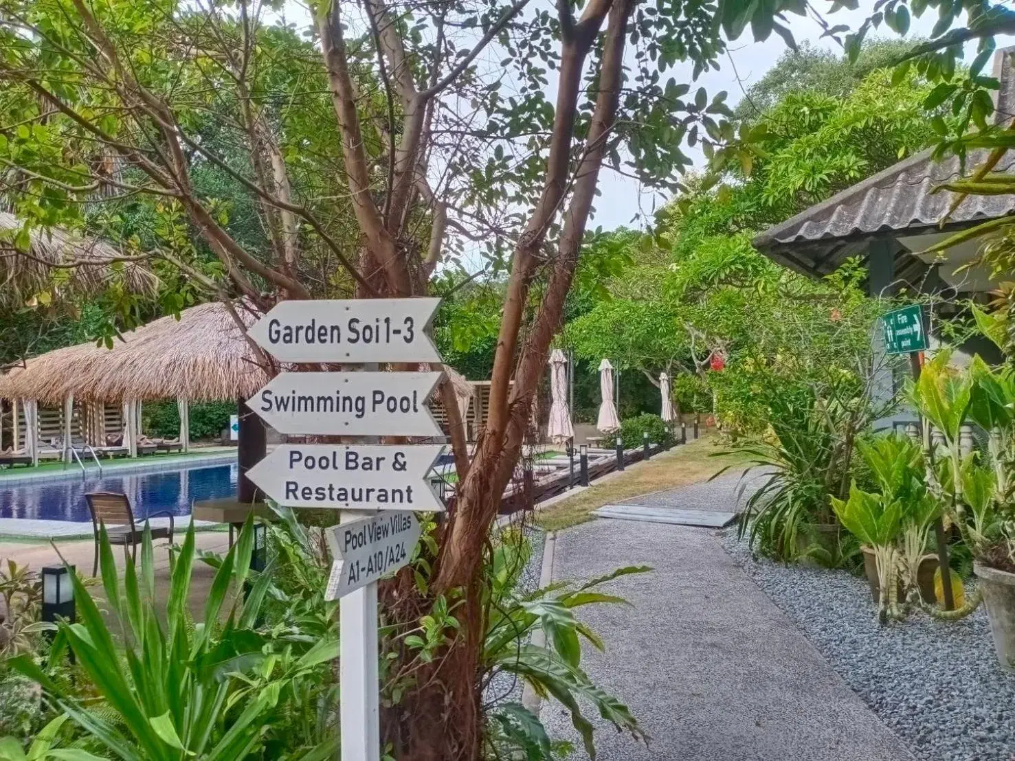 Property building in Let's Hyde Pattaya Resort & Villas - Pool Cabanas Property building in Let's Hyde Pattaya Resort & Villas - Pool Cabanas