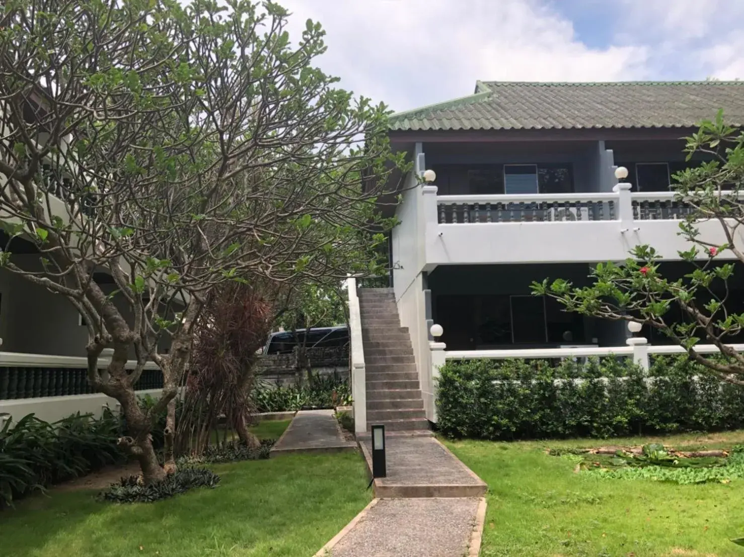 Property building in Let's Hyde Pattaya Resort & Villas - Pool Cabanas Property building in Let's Hyde Pattaya Resort & Villas - Pool Cabanas