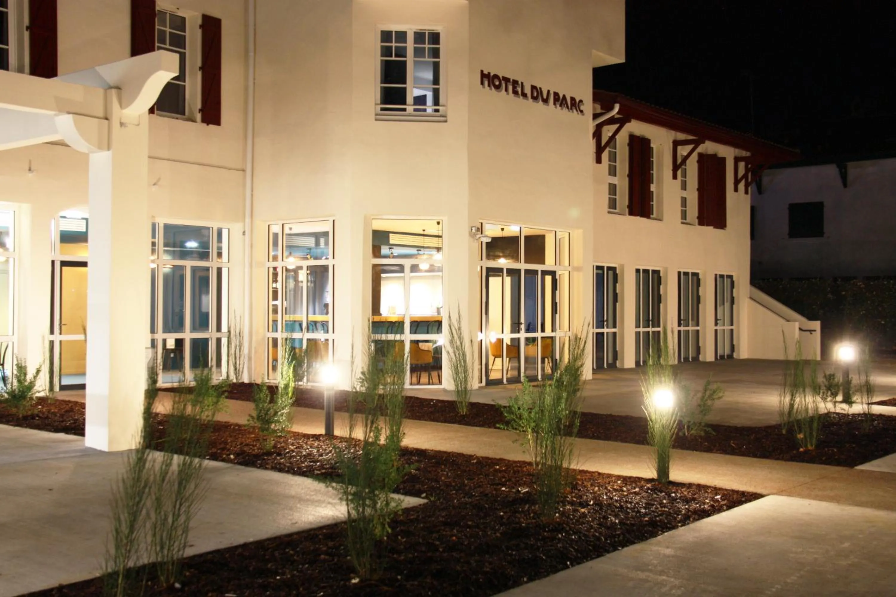 Facade/entrance in Hôtel du Parc & Spa