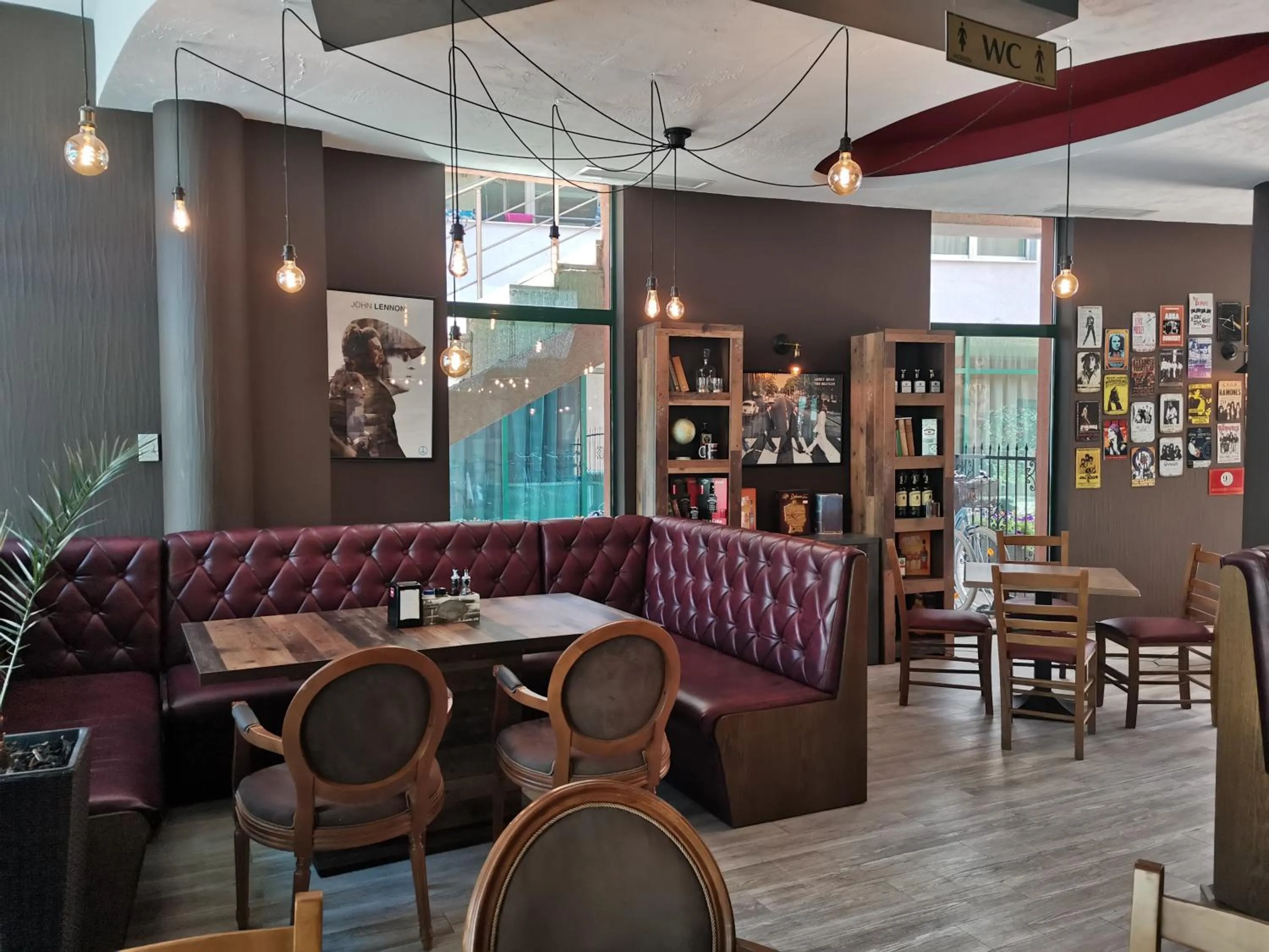 Restaurant/places to eat in Pollo Resort