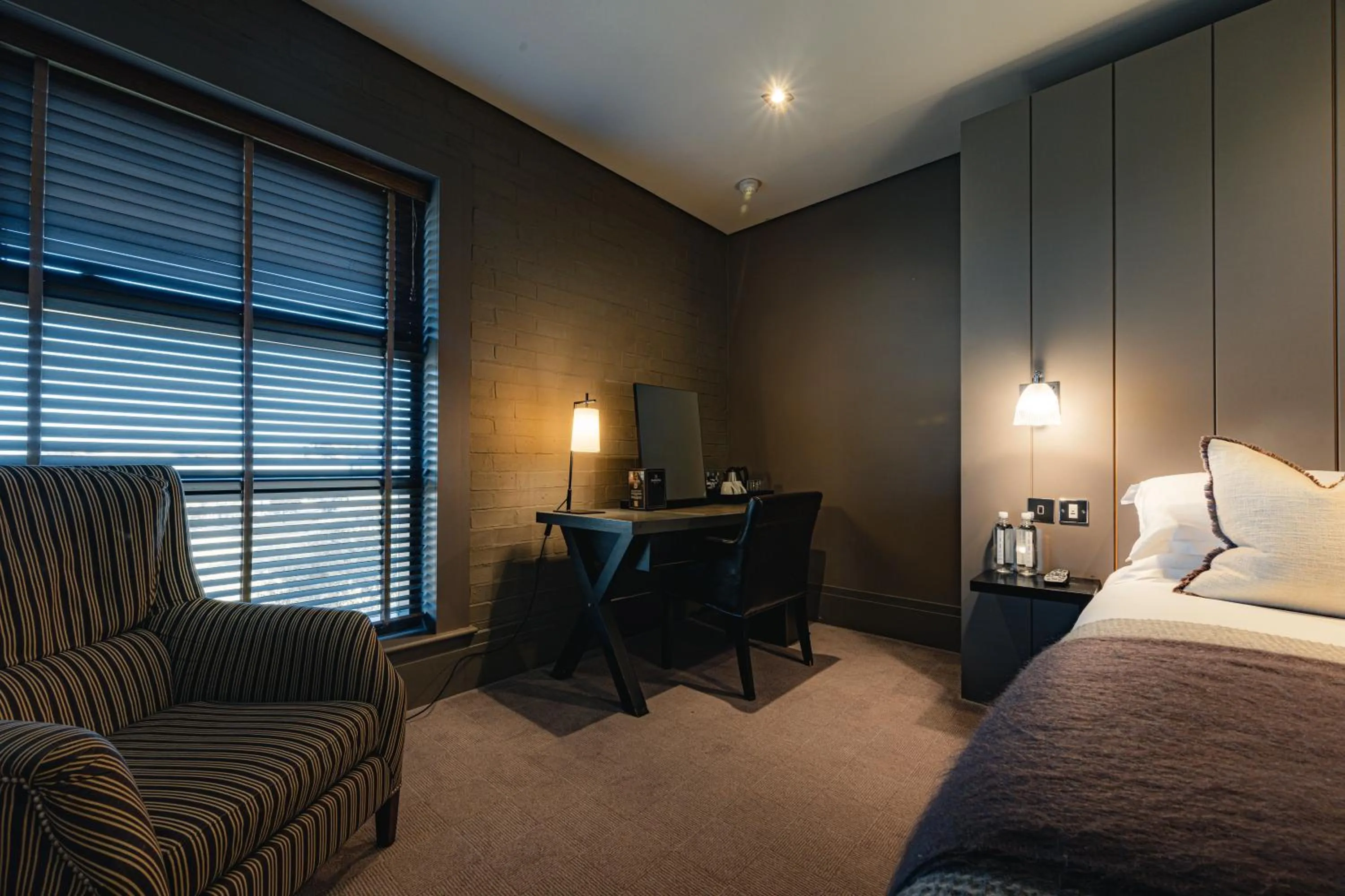 Seating area, Bed in Dakota Edinburgh