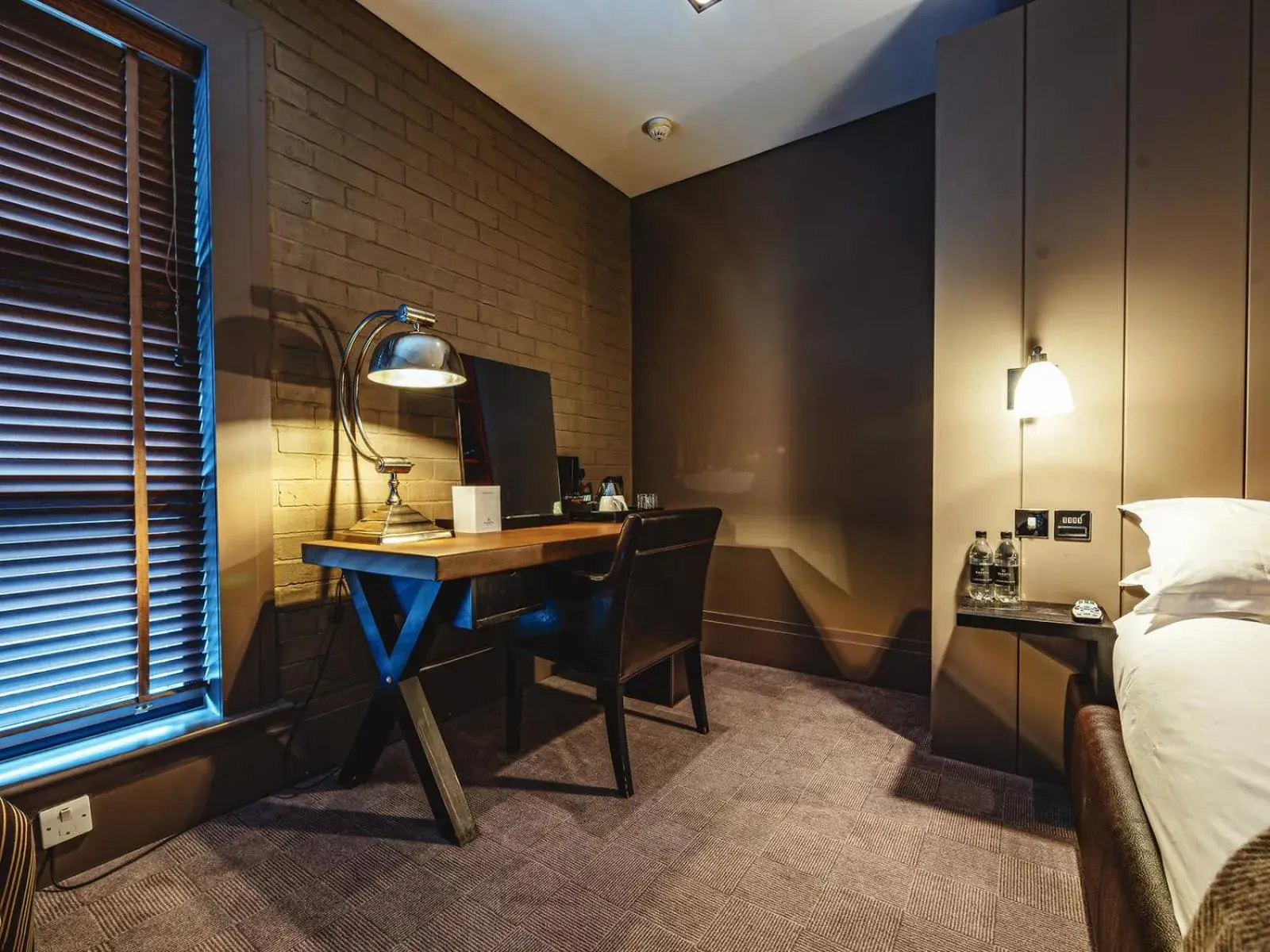 Coffee/tea facilities, Bed in Dakota Edinburgh Coffee/tea facilities, Bed in Dakota Edinburgh