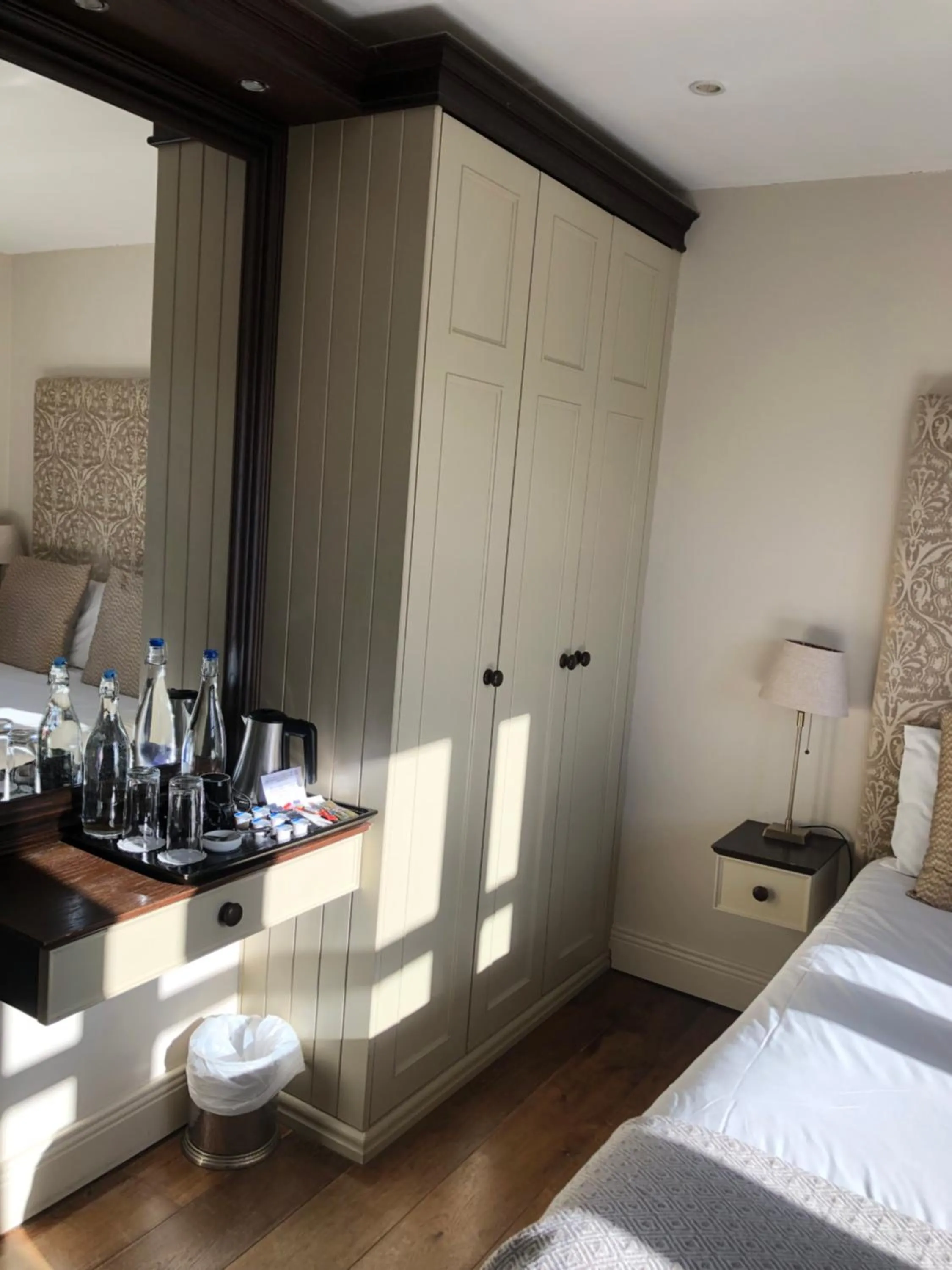 Bedroom, Bed in Horse & Hound