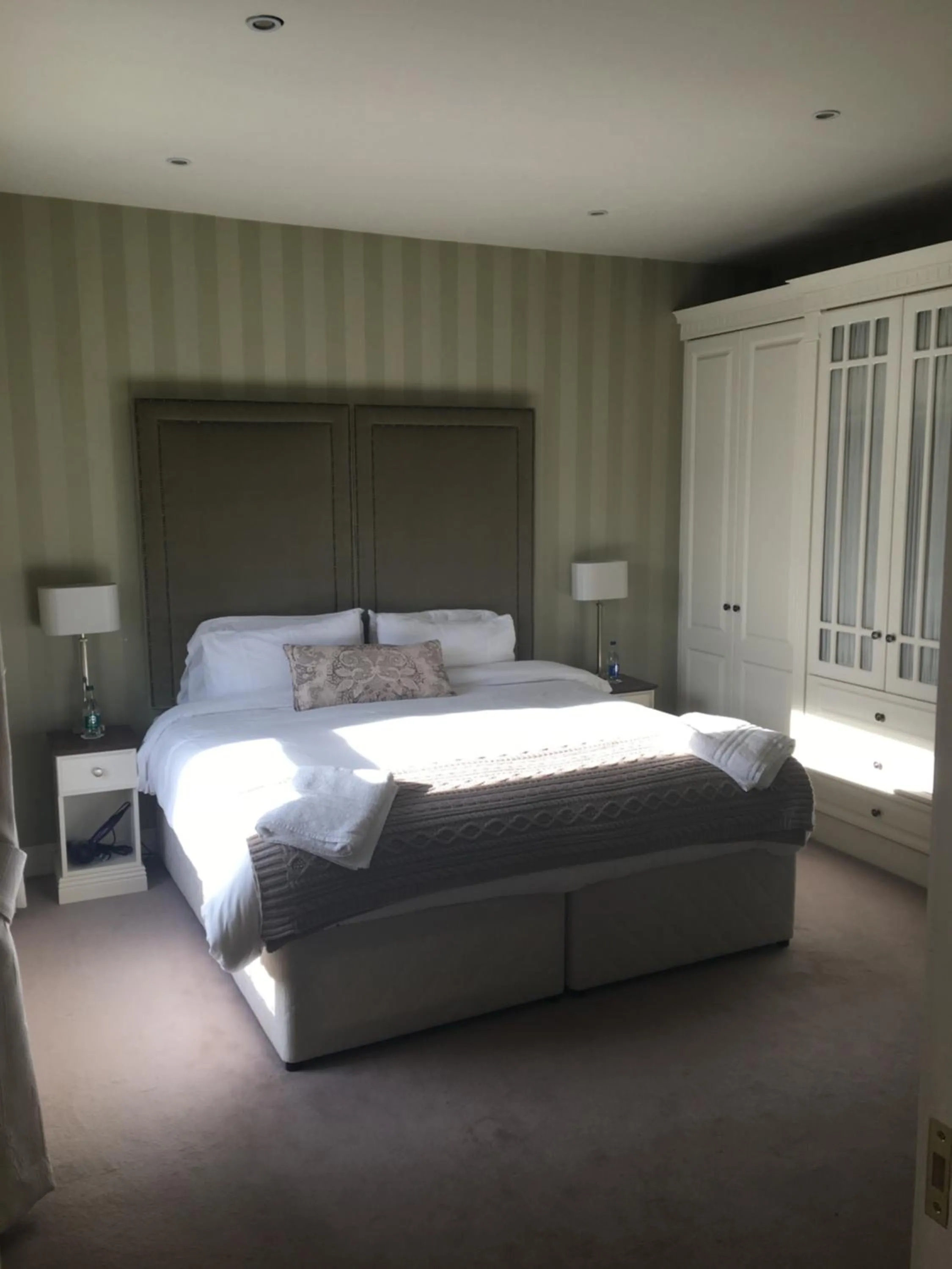 Bedroom, Bed in Horse & Hound