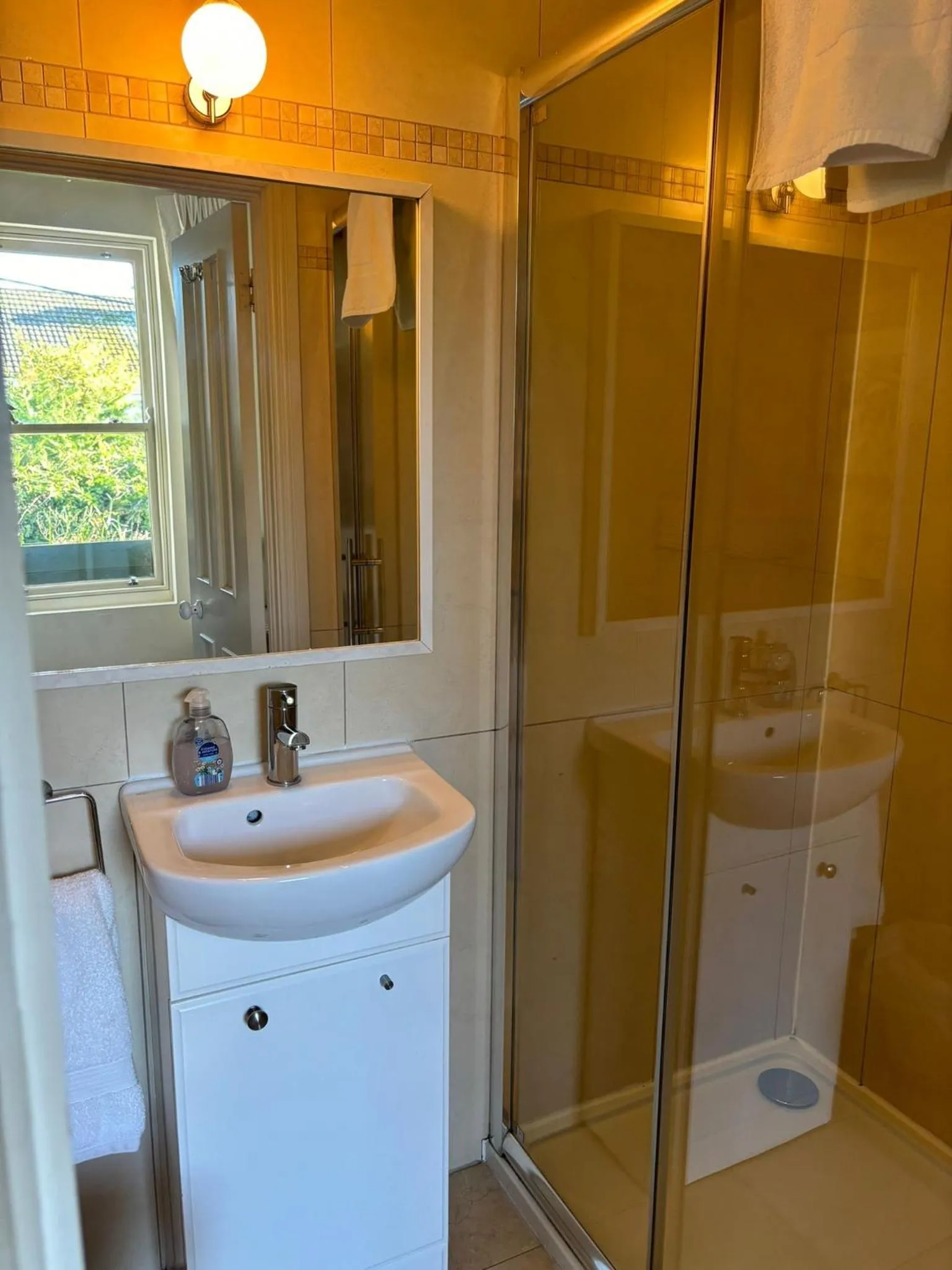 Bathroom in Horse & Hound