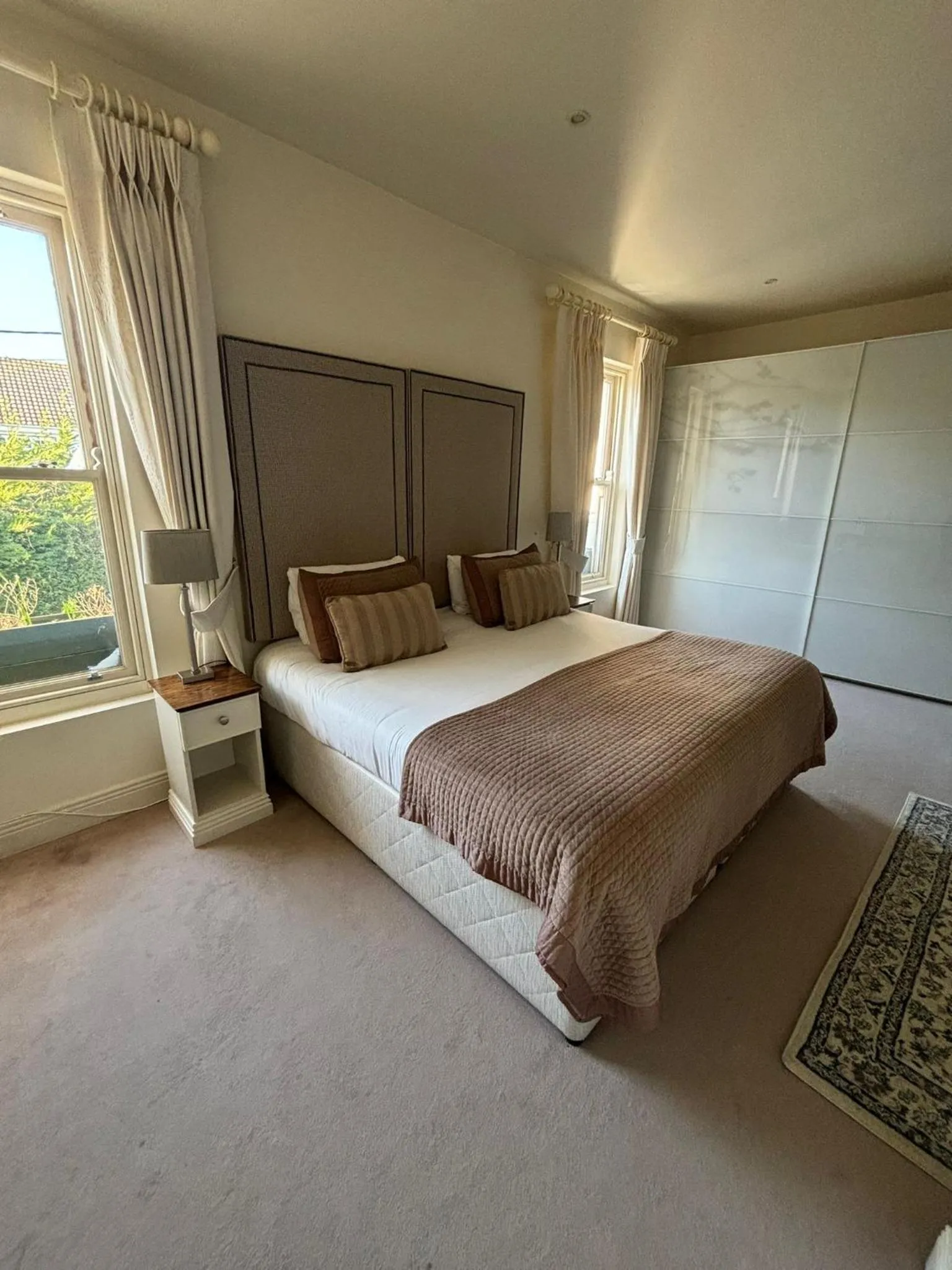 Photo of the whole room, Bed in Horse & Hound