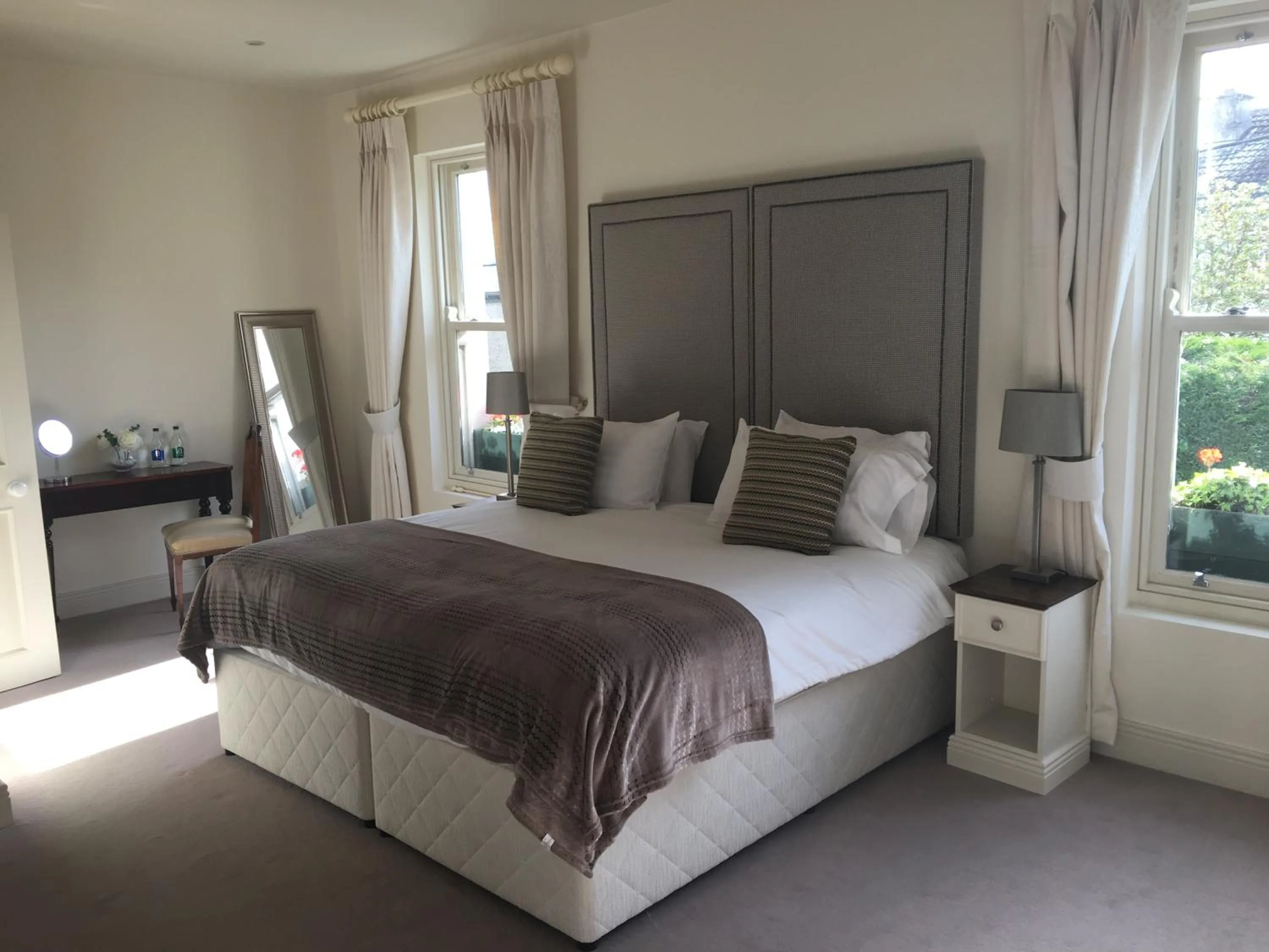 Bedroom, Bed in Horse & Hound