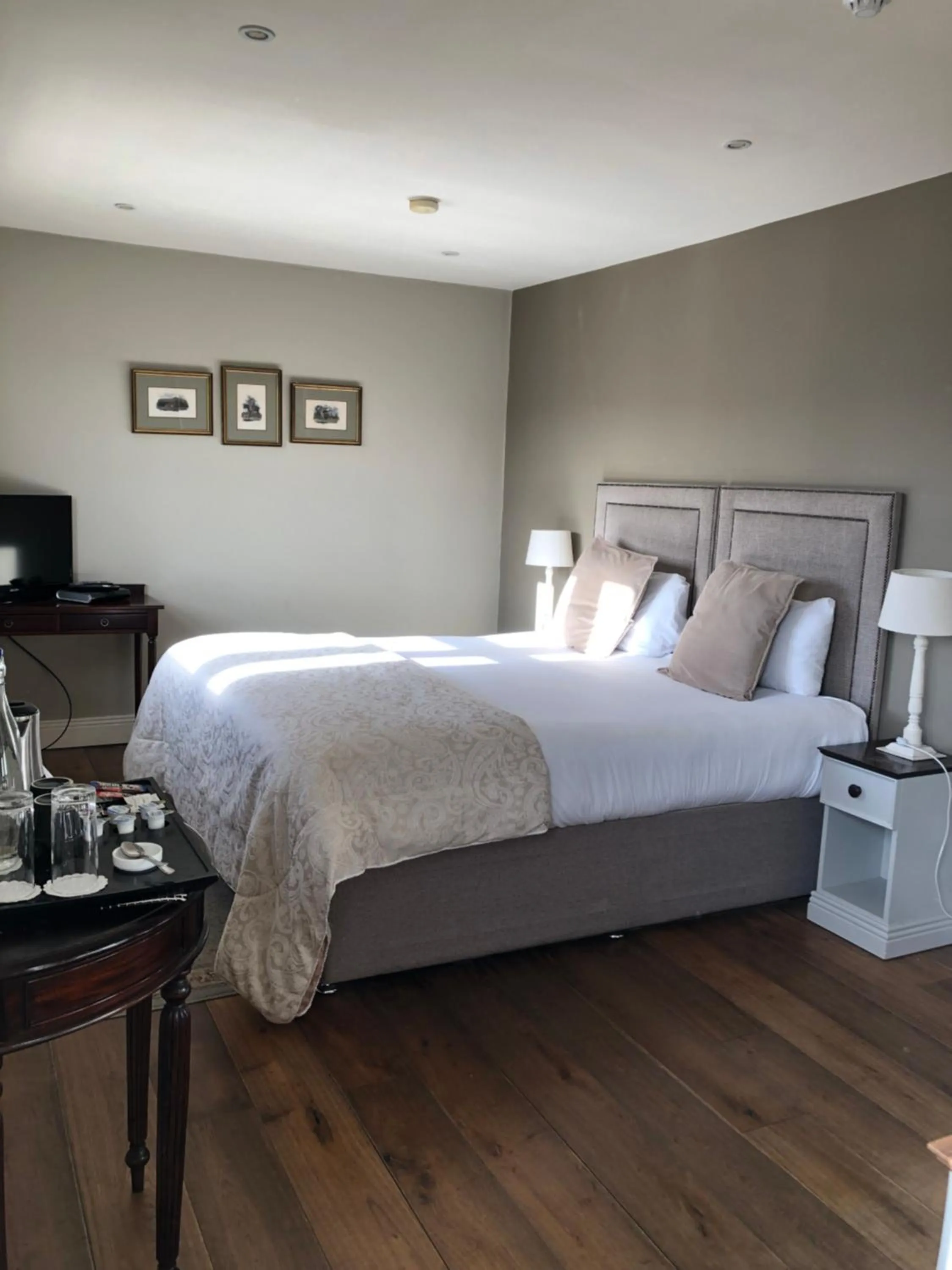 Photo of the whole room, Bed in Horse & Hound