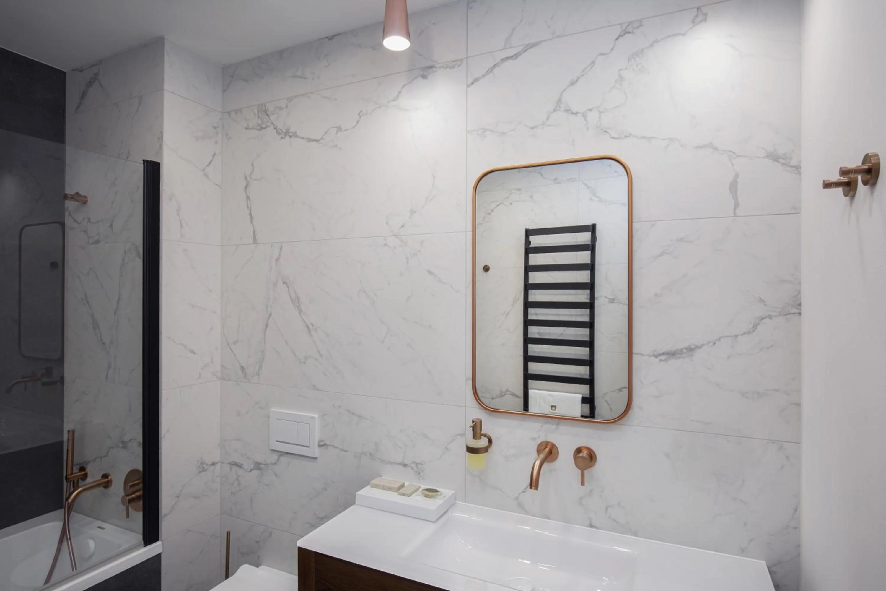 Shower in APLEND Villa Dr Szontagh Est 1876