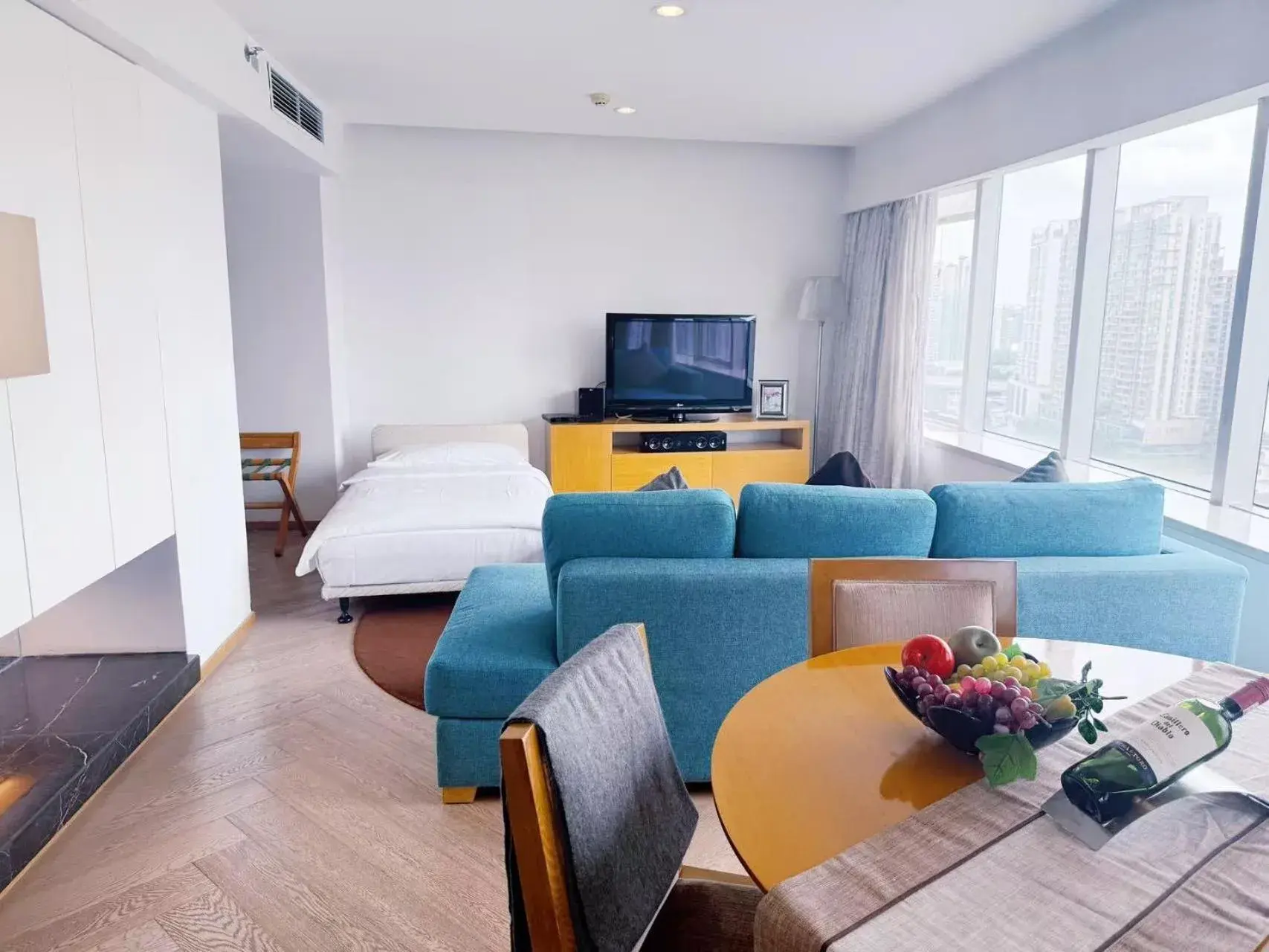 Seating area, Bed in Somerset Riverview Chengdu Seating area, Bed in Somerset Riverview Chengdu