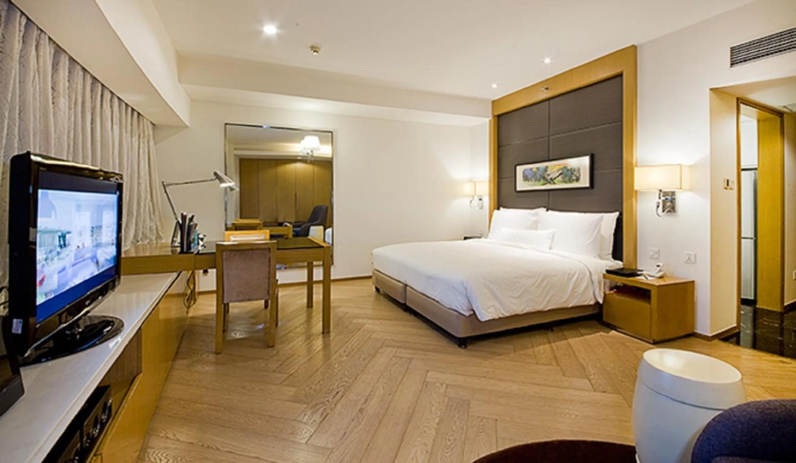 Photo of the whole room, Bed in Somerset Riverview Chengdu-Near Tianfu Square