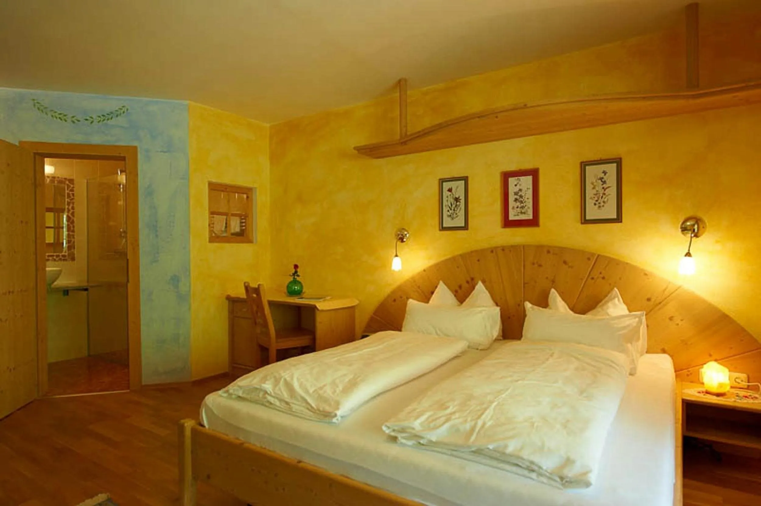 Photo of the whole room, Bed in Der Grubacher