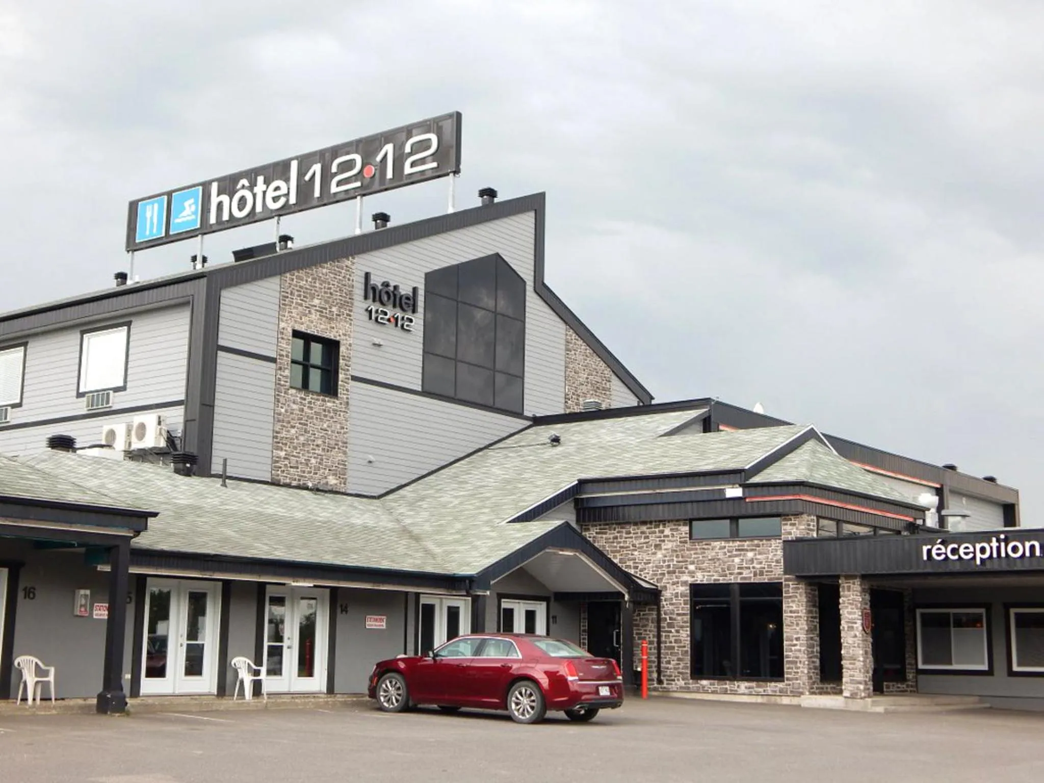 Property building in Hôtel-Motel 1212