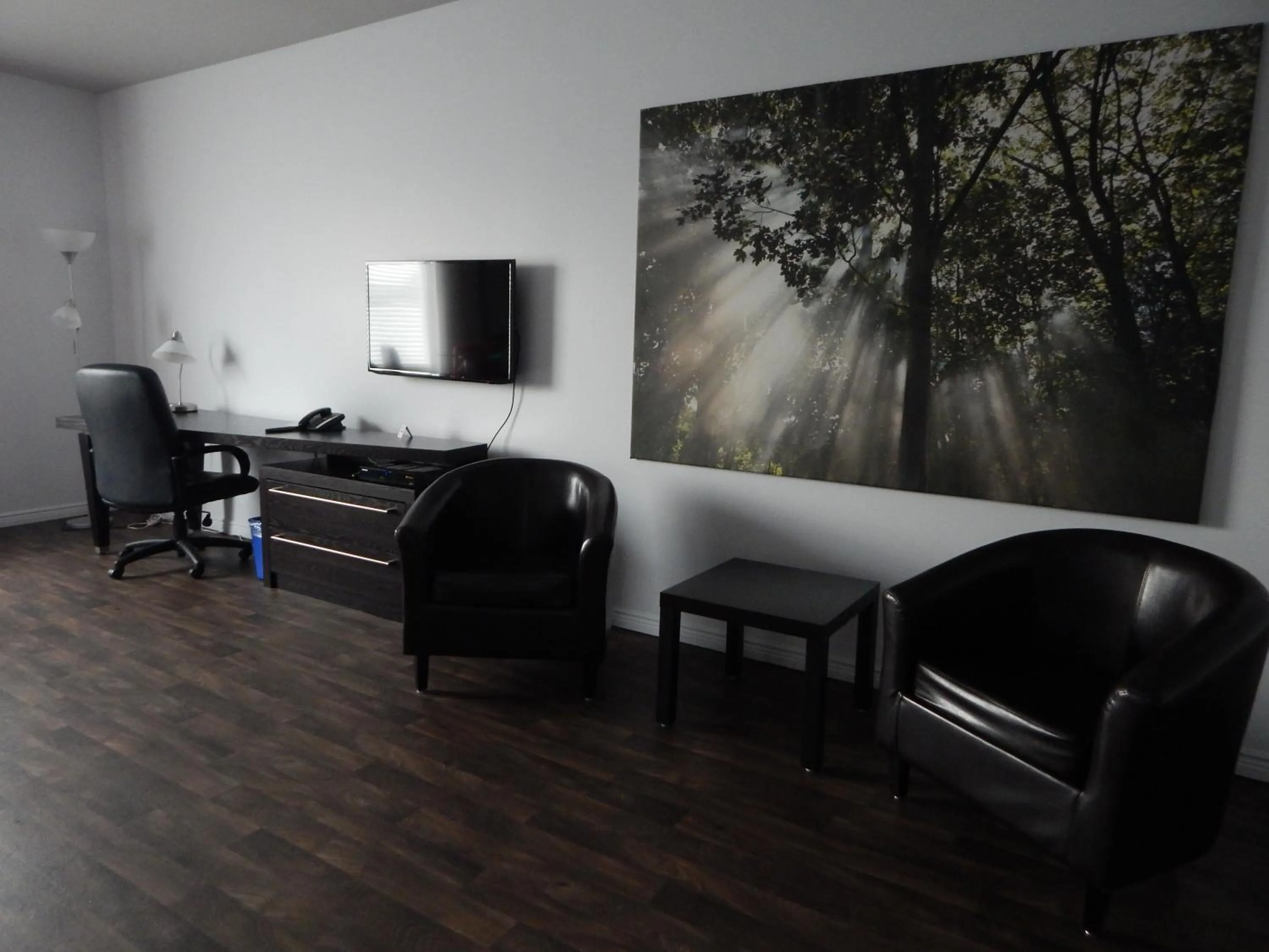Photo of the whole room in Hôtel-Motel 1212