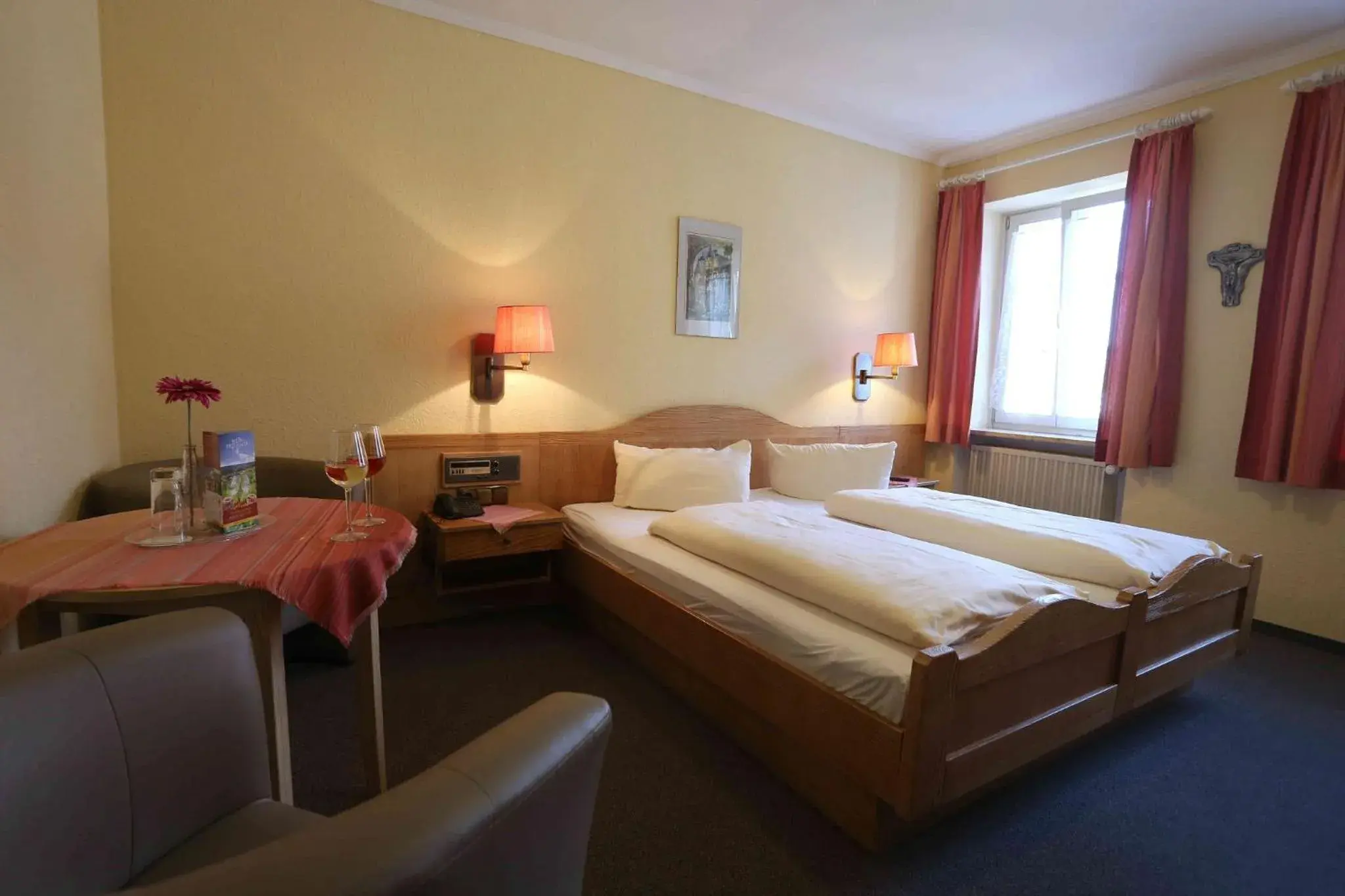 Standard Double Room - single occupancy in Gasthof Hotel Weinbau "Zum Goldenen Ochsen" Standard Double Room - single occupancy in Gasthof Hotel Weinbau "Zum Goldenen Ochsen"