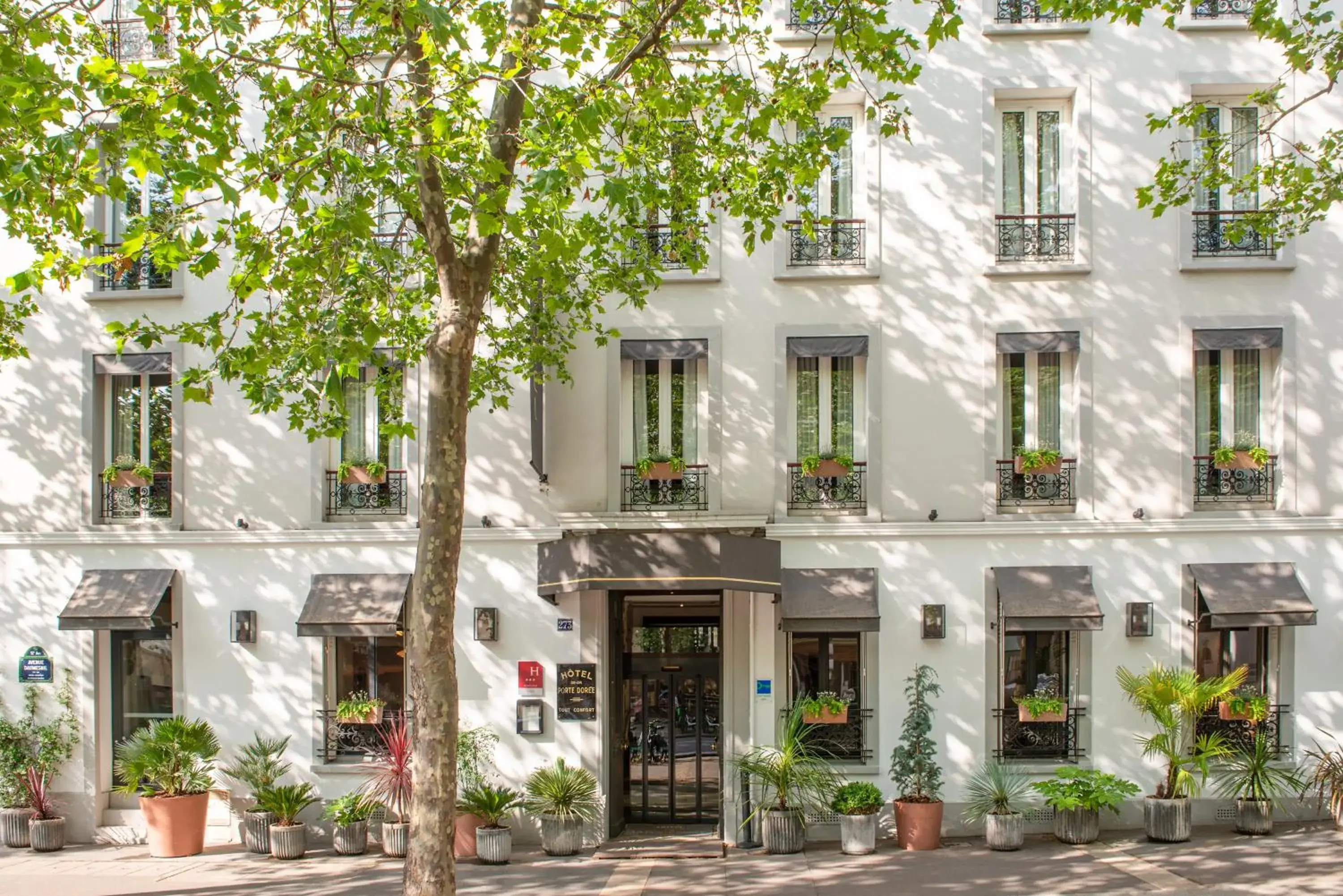 Property building in Hôtel De La Porte Dorée Property building in Hôtel De La Porte Dorée