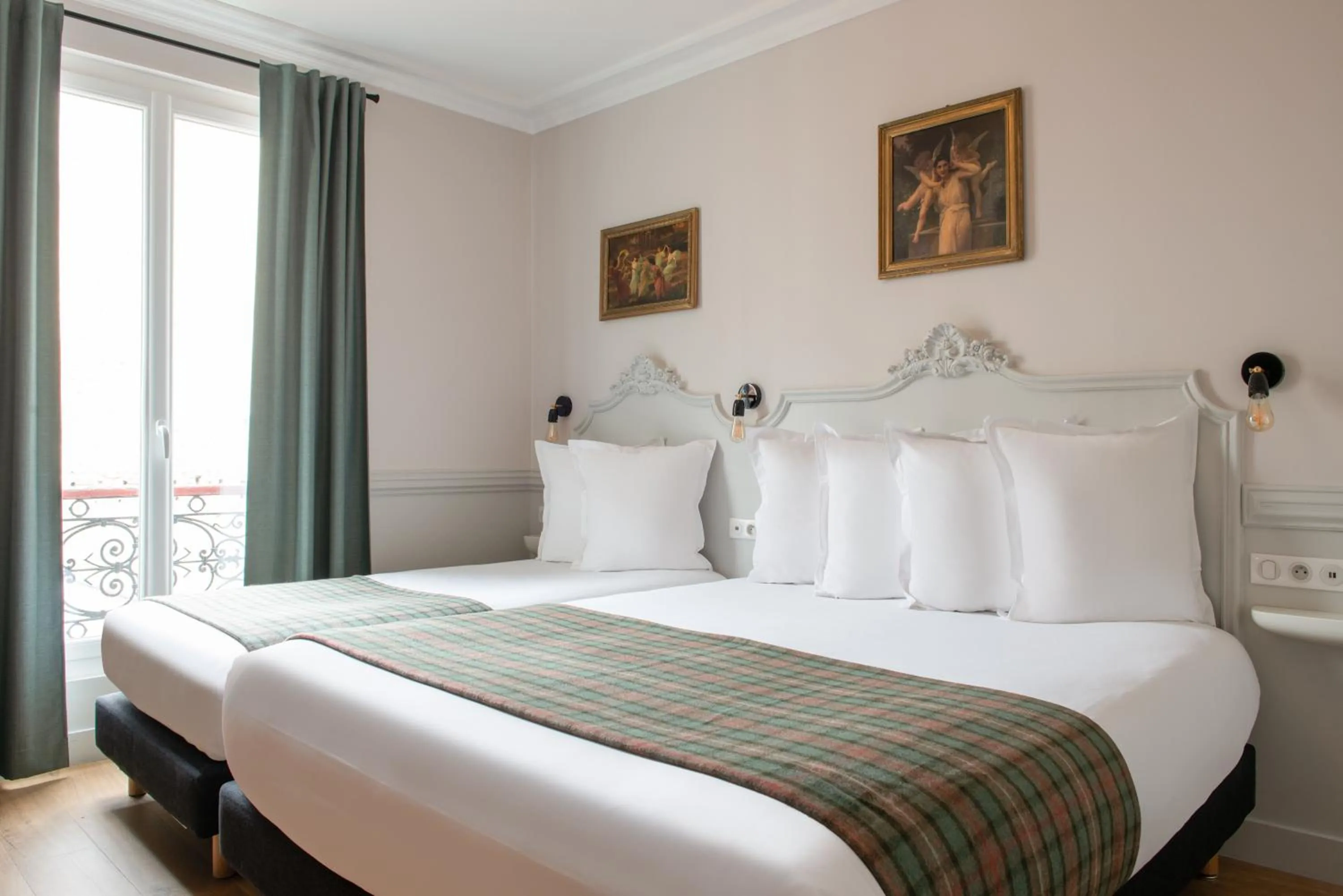 Bed in Hôtel De La Porte Dorée