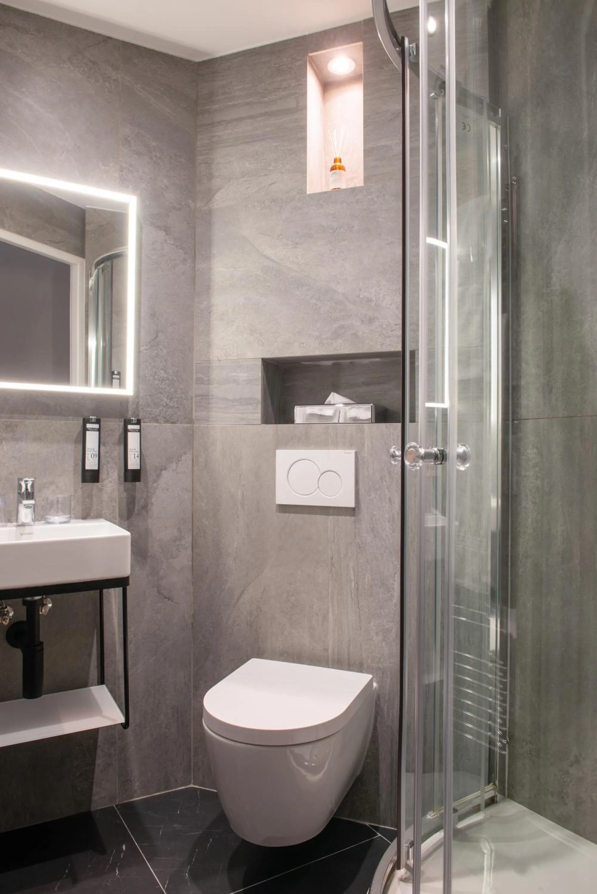 Shower in Hôtel De La Porte Dorée