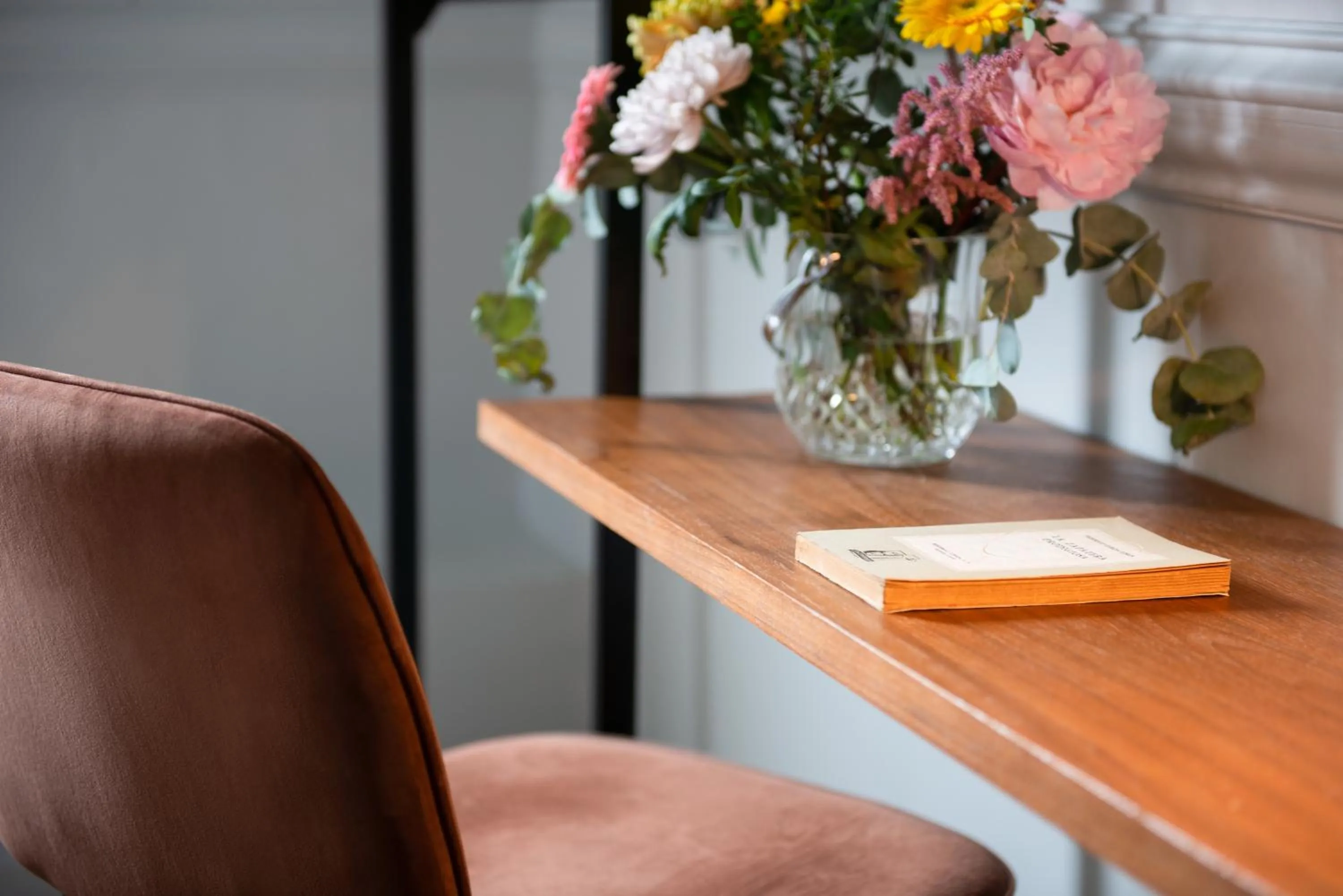 hair dresser in Hôtel De La Porte Dorée