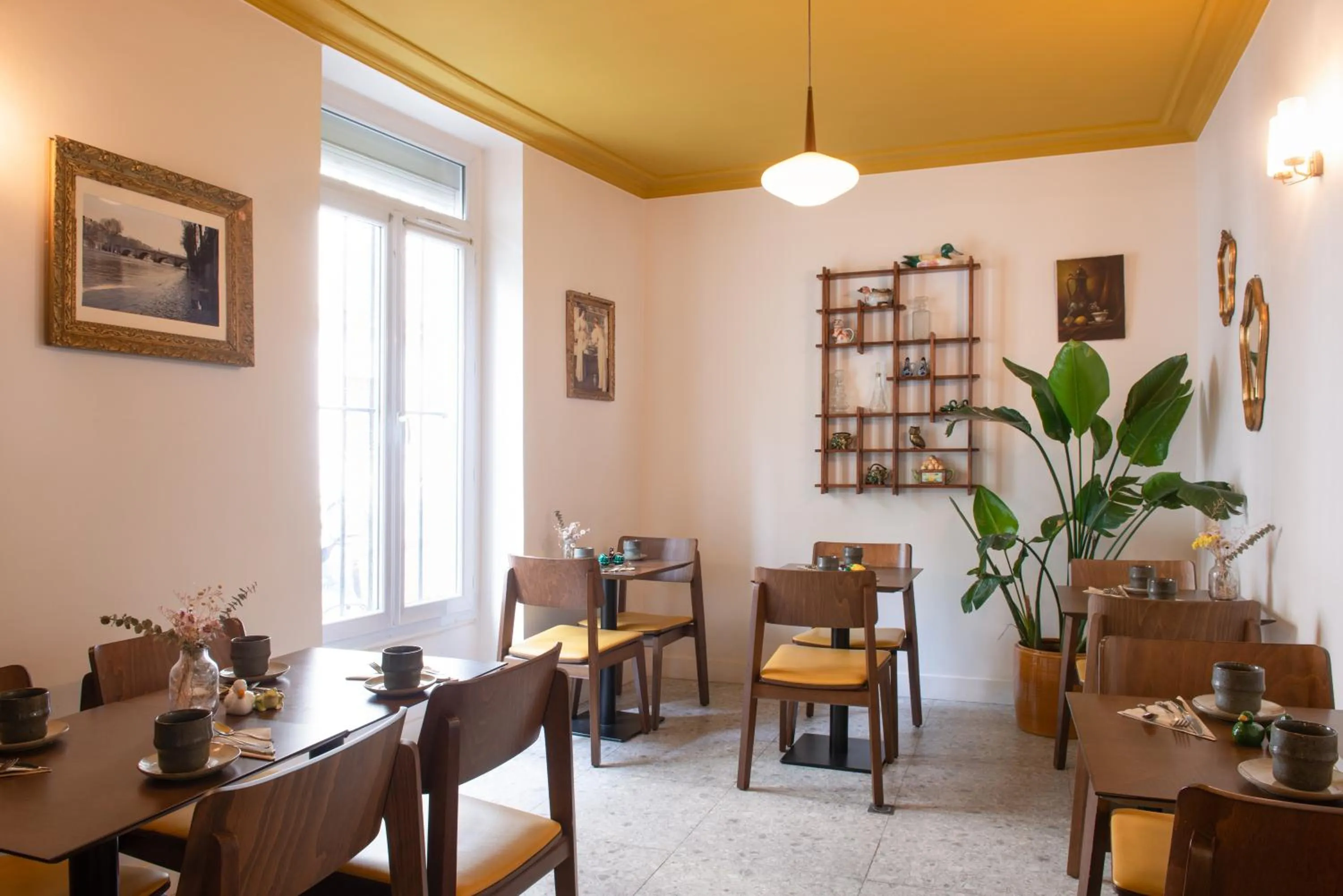 Restaurant/places to eat in Hôtel De La Porte Dorée