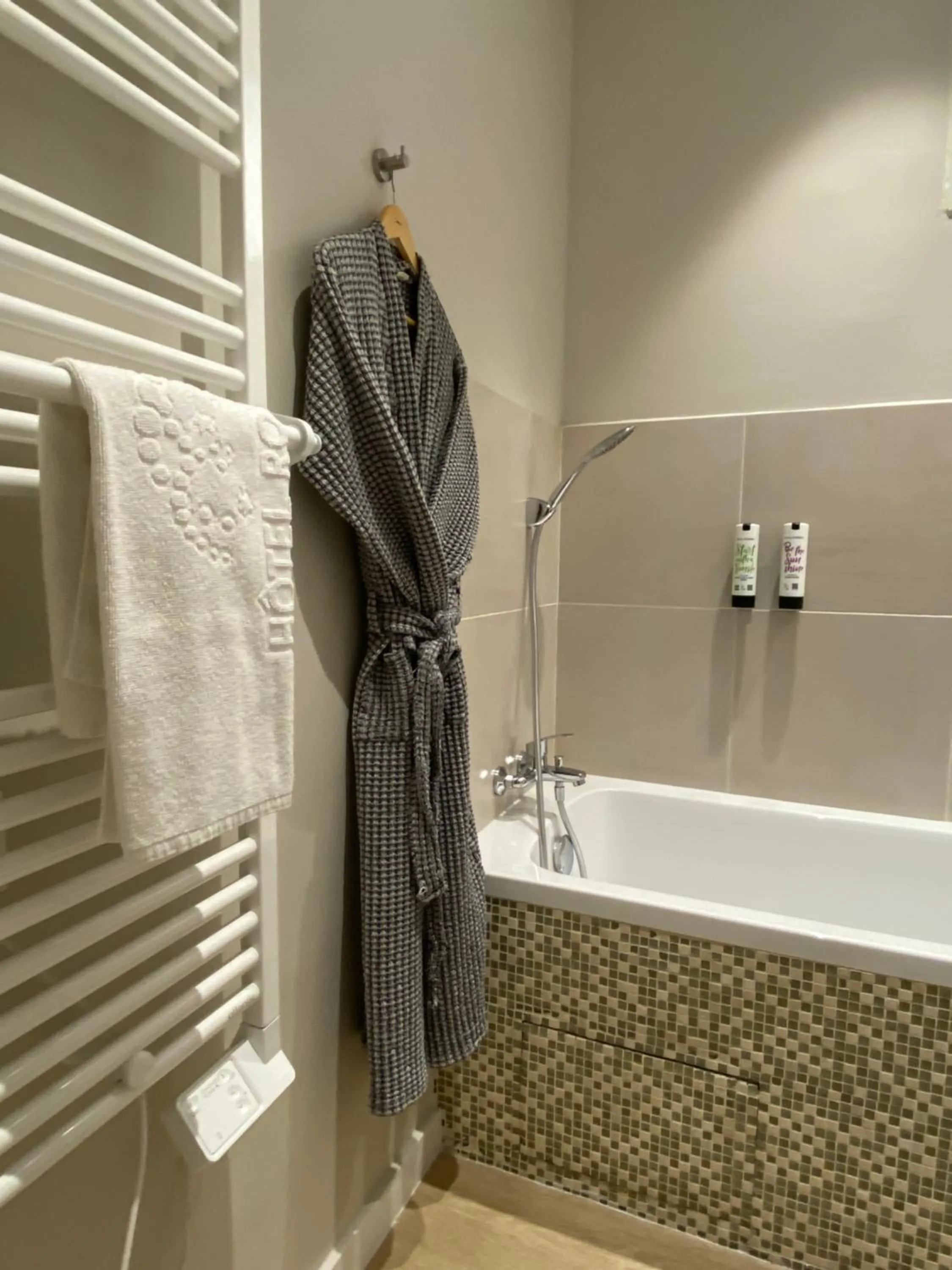 Bathroom in Hôtel Rotonde Aix-en-Provence centre