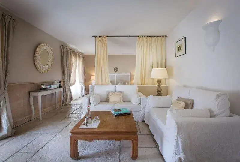 Living room, Bed in Hôtel & Restaurant Alain Llorca Living room, Bed in Hôtel & Restaurant Alain Llorca