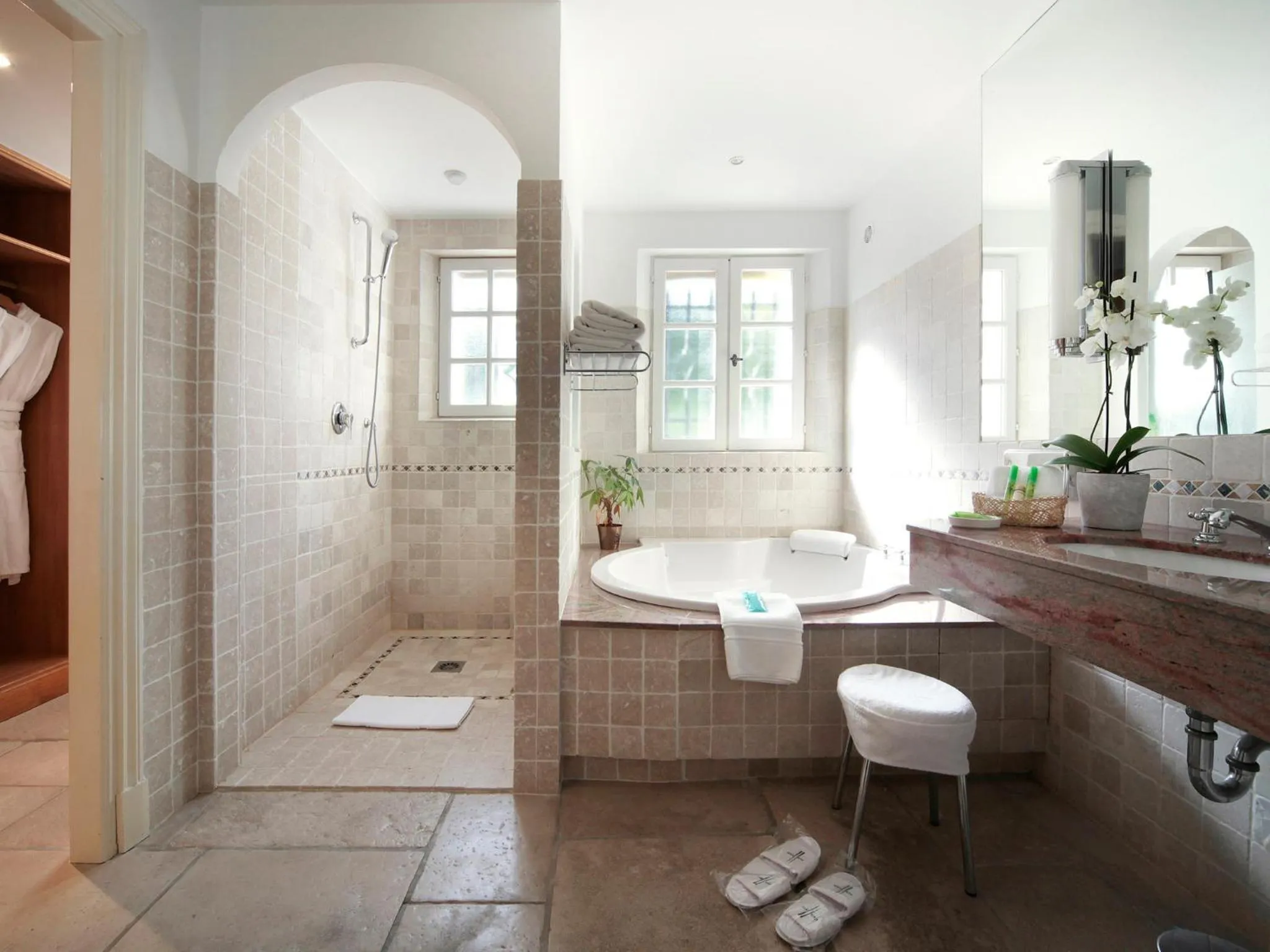 Bathroom in Hôtel & Restaurant Alain Llorca