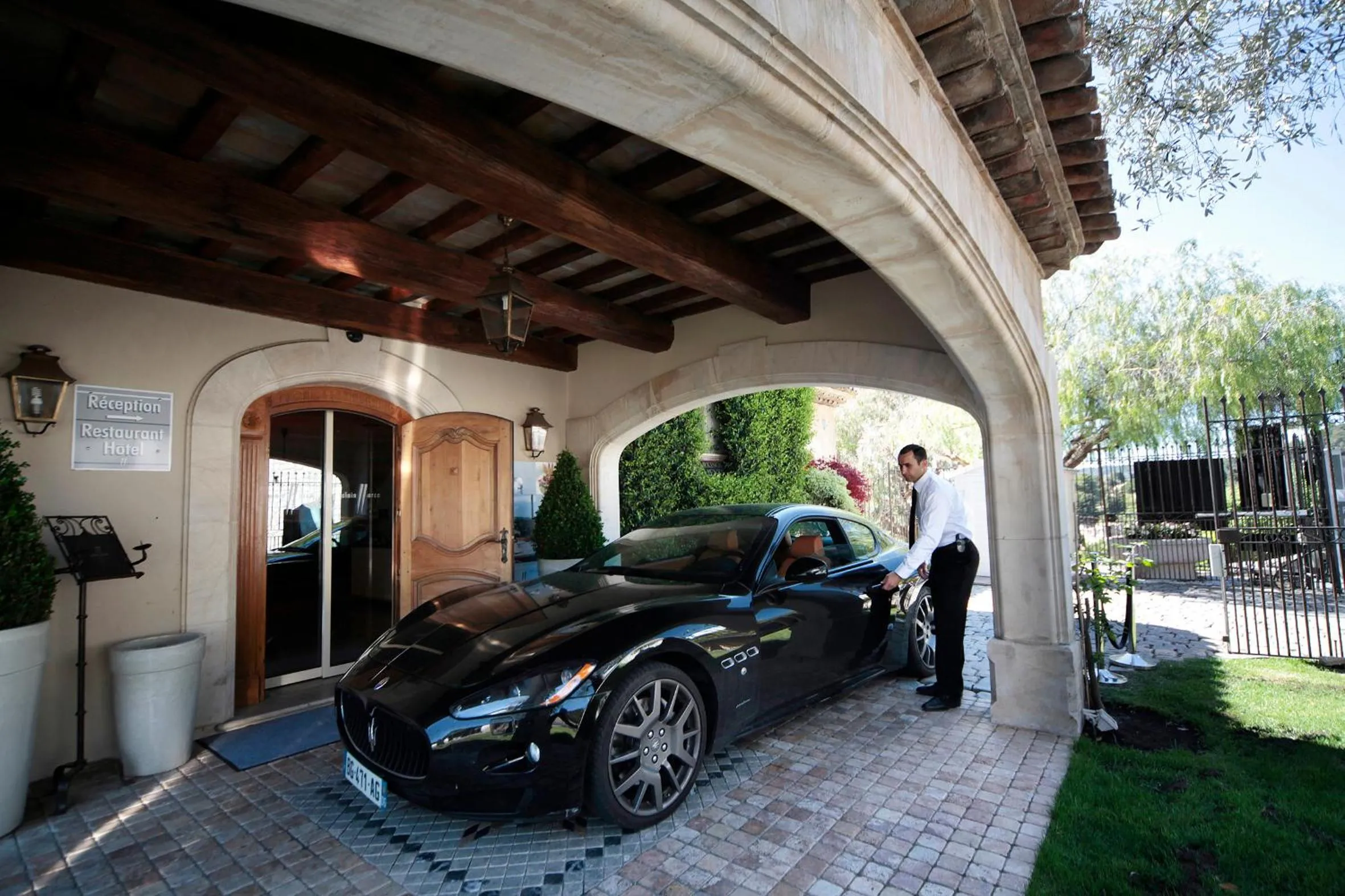 Facade/entrance in Hôtel & Restaurant Alain Llorca