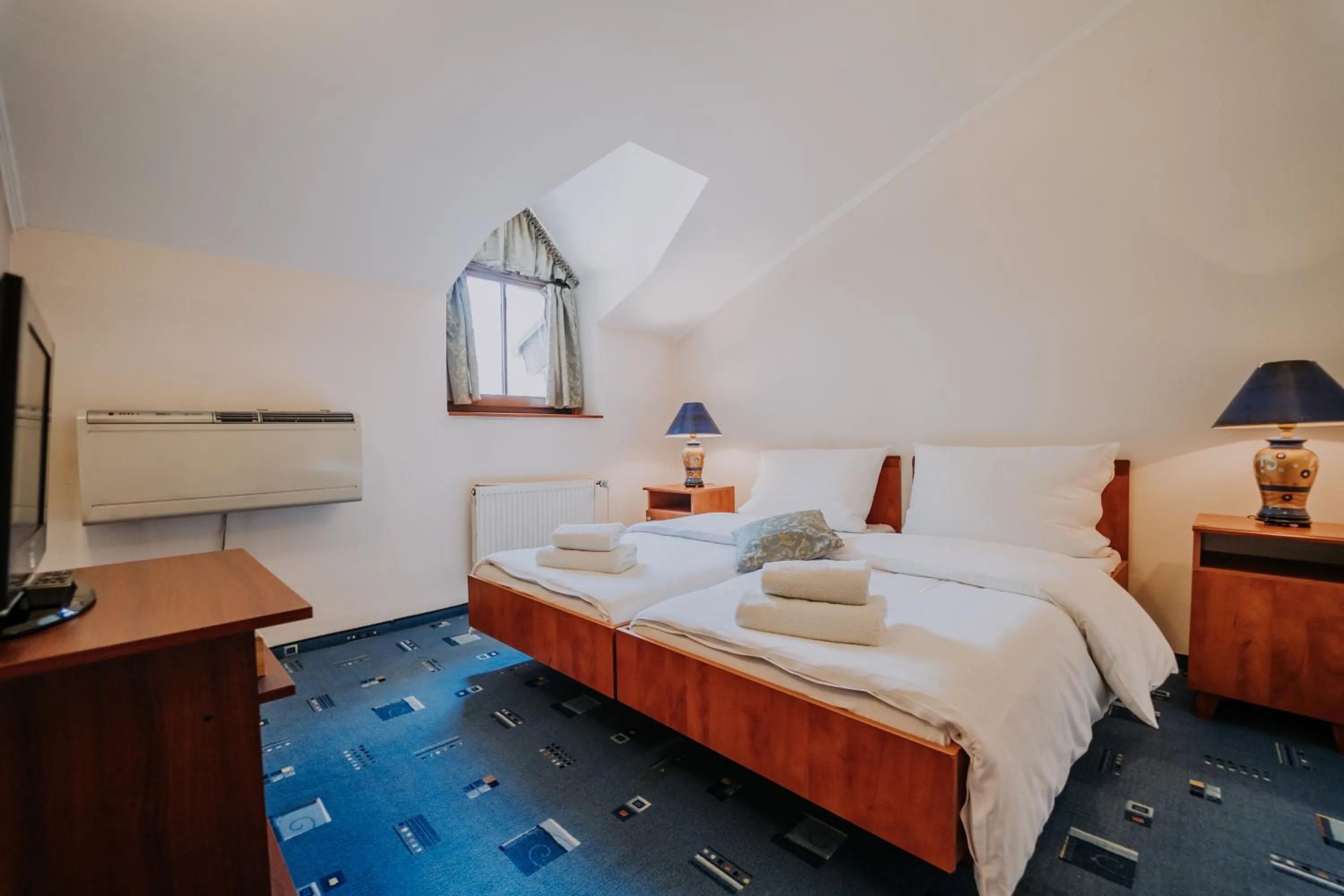 Shower, Bed in Eco Friendly Hotel Dália