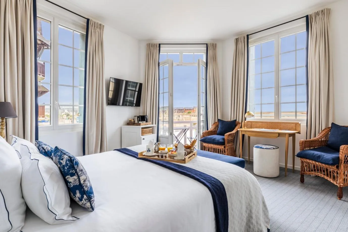 Photo of the whole room, Bed in Le Flaubert