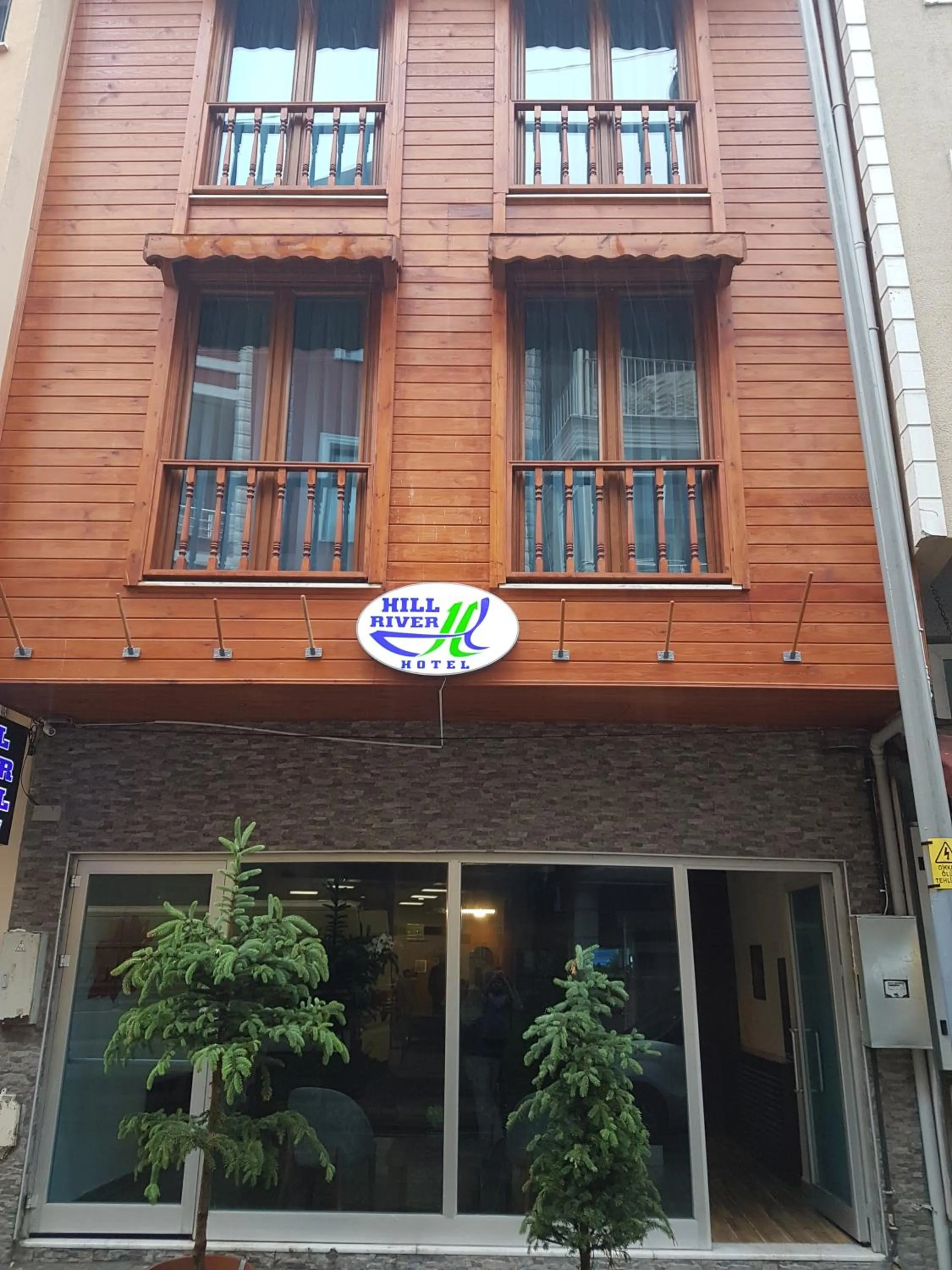 Facade/entrance in Hill River Hotel