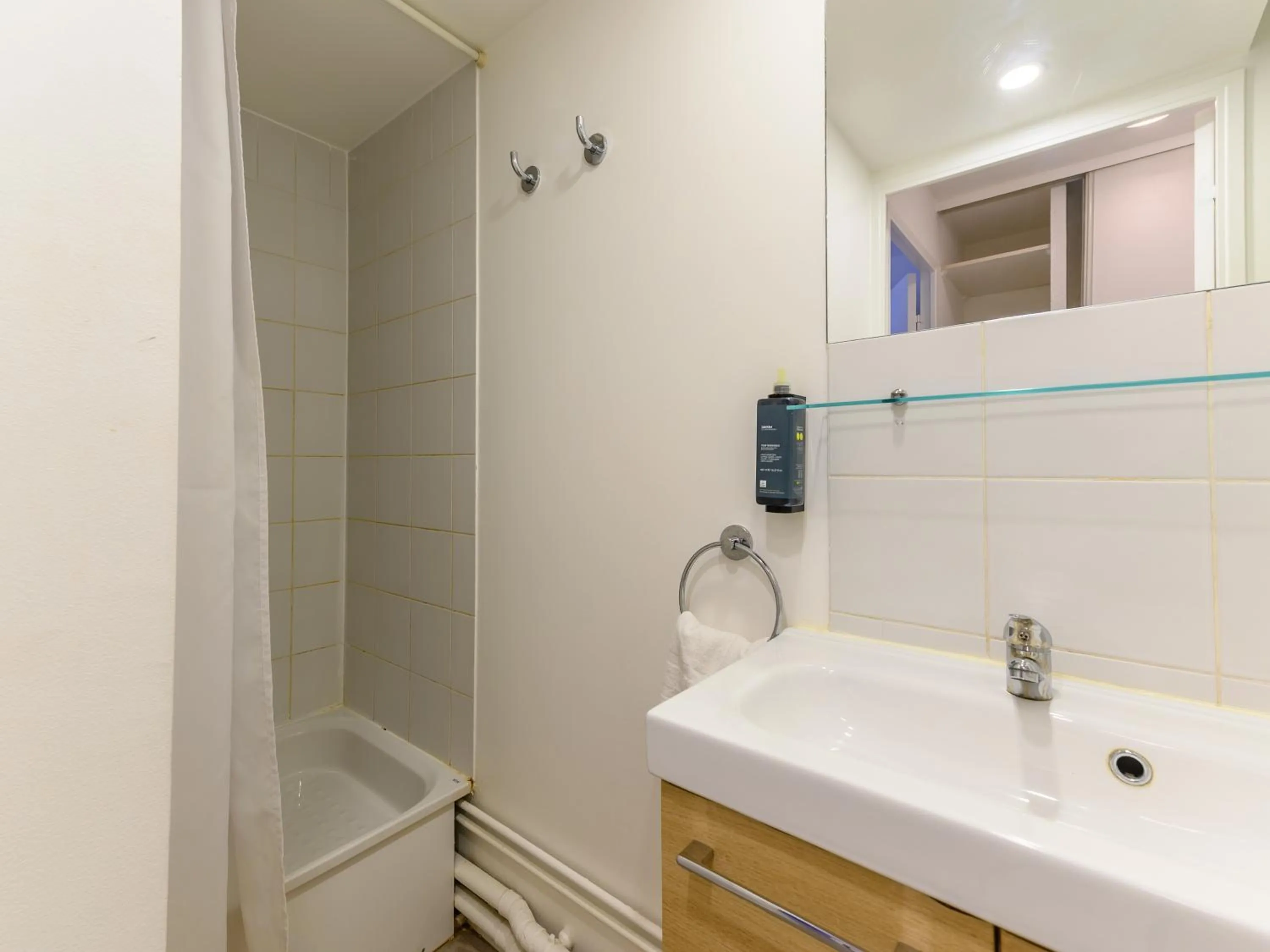 Bathroom in Séjours & Affaires Pantin Charles De Gaulle