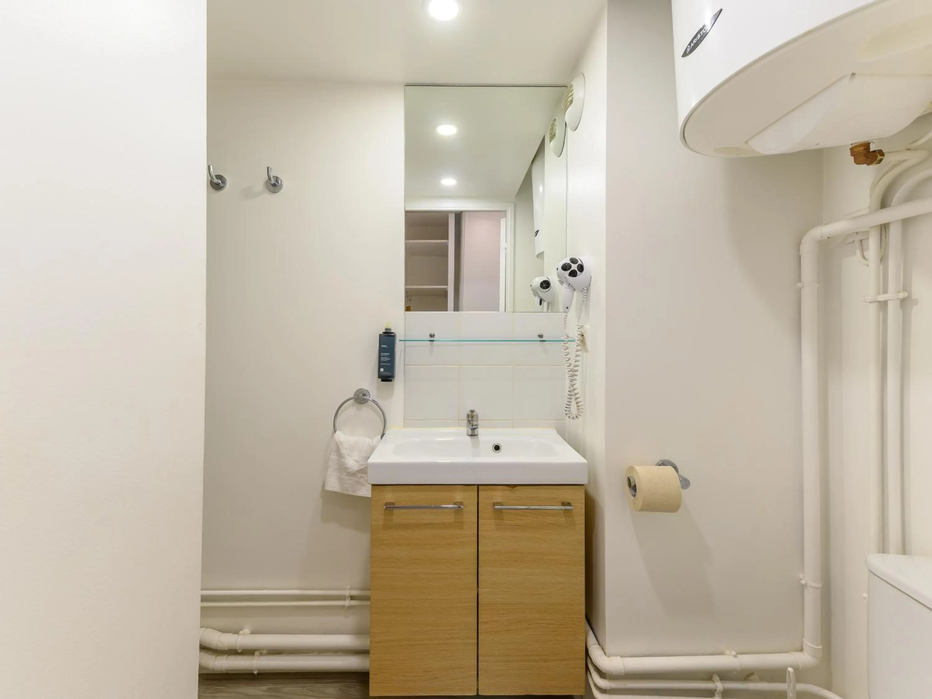 Bathroom in Séjours & Affaires Pantin Charles De Gaulle