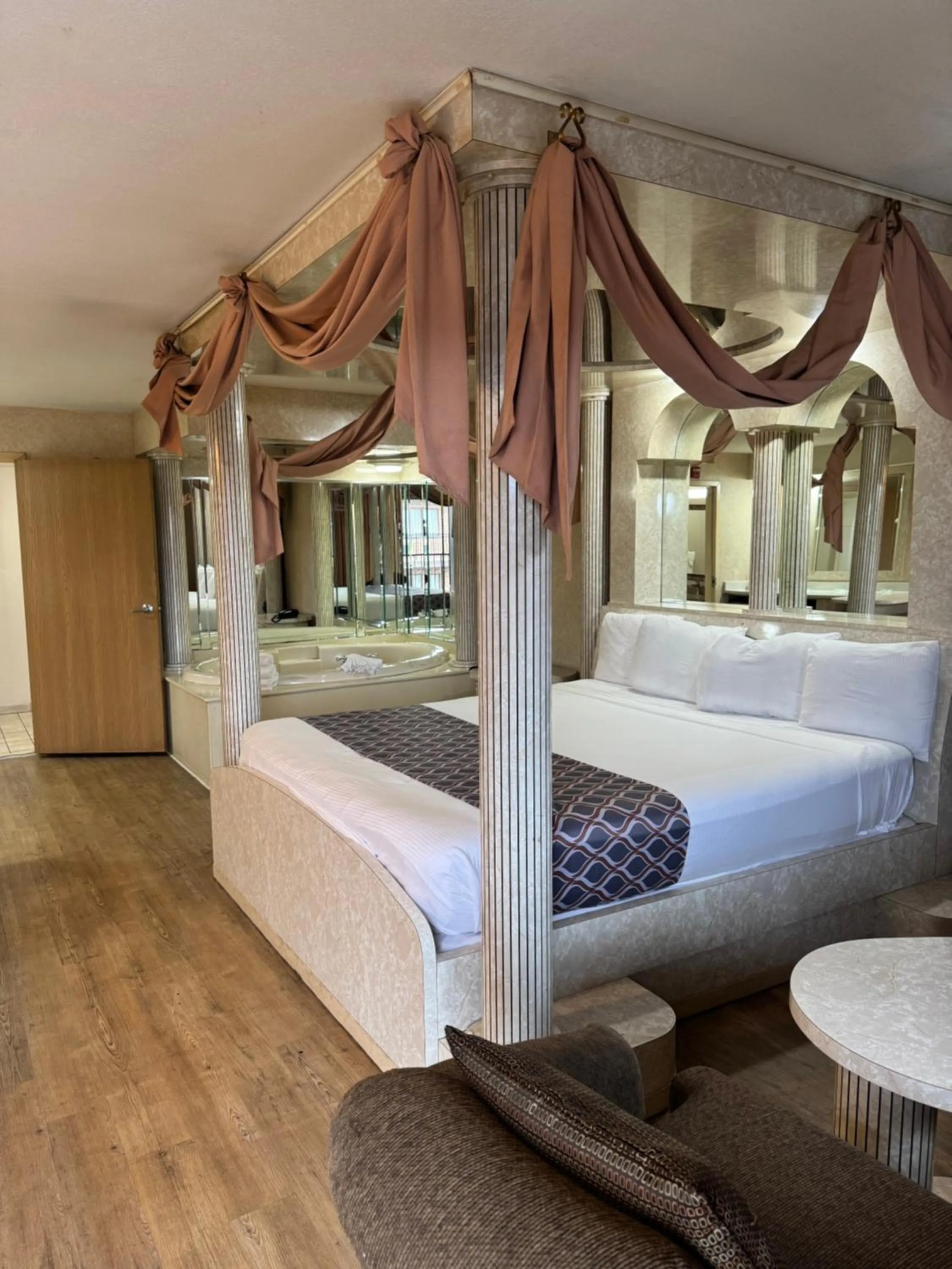 Bedroom, Bed in Blue Star Motel