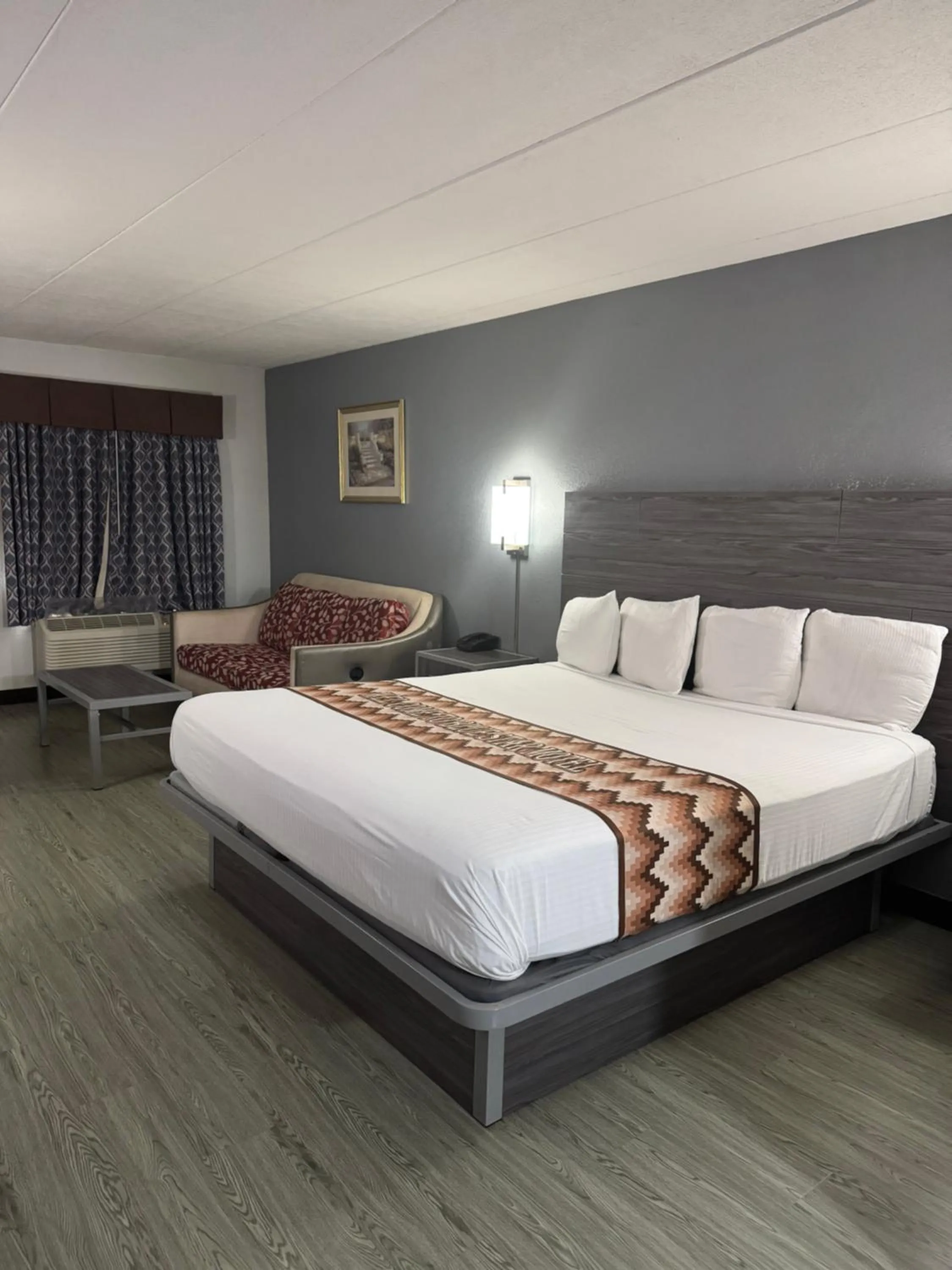 Photo of the whole room, Bed in Blue Star Motel