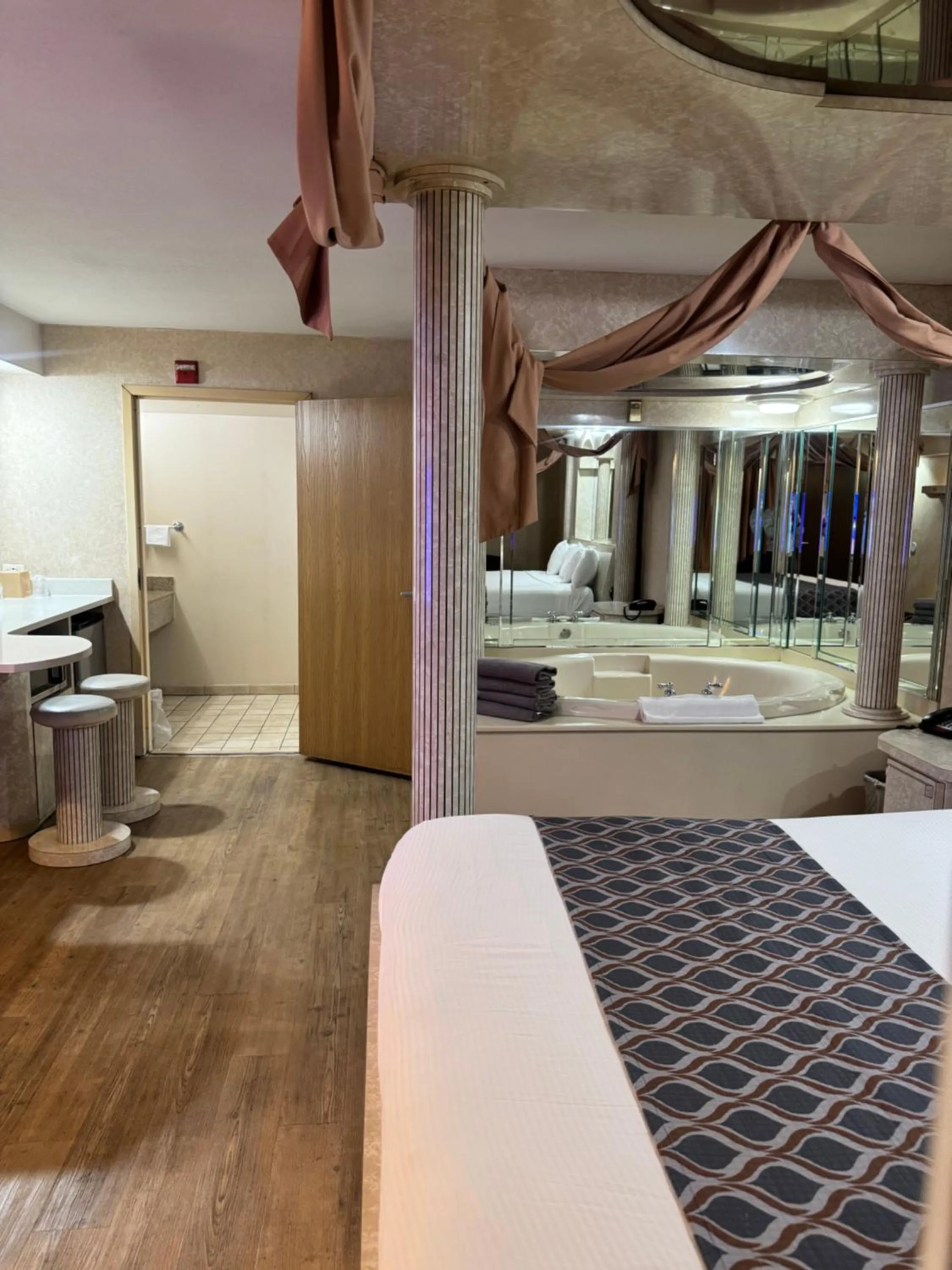 Photo of the whole room, Bed in Blue Star Motel