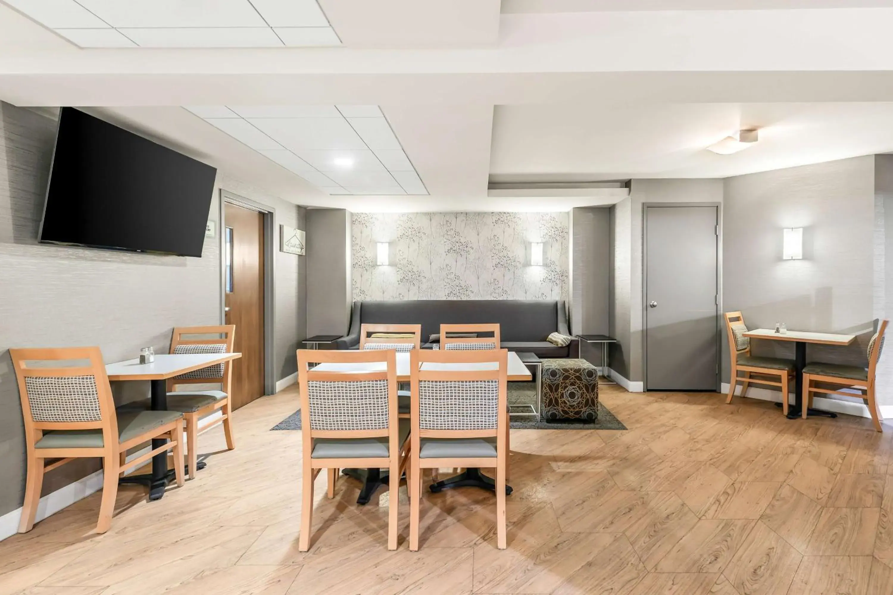 Breakfast in Best Western West Towne Suites Breakfast in Best Western West Towne Suites