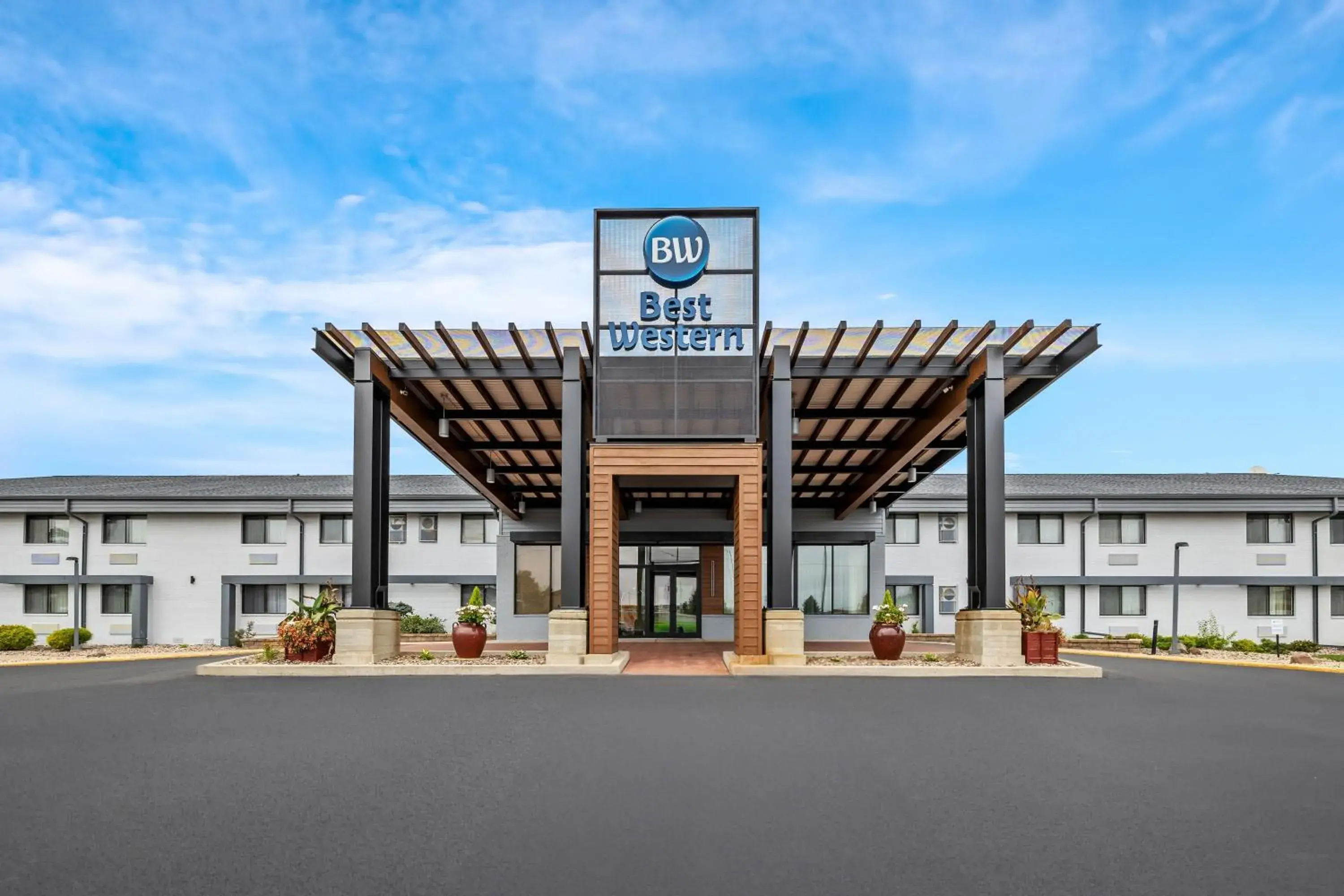 Property building in Best Western West Towne Suites Property building in Best Western West Towne Suites