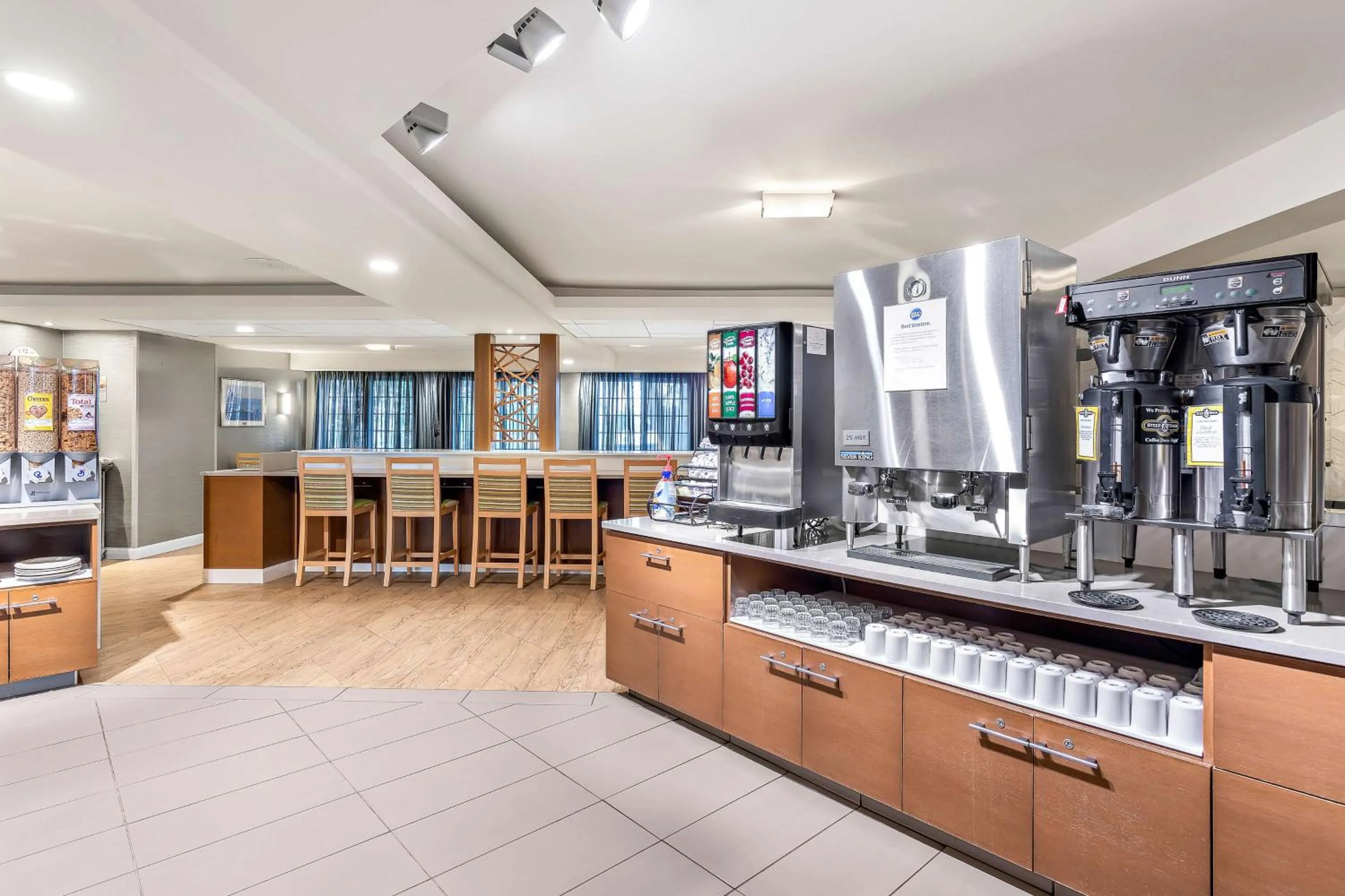 Breakfast in Best Western West Towne Suites