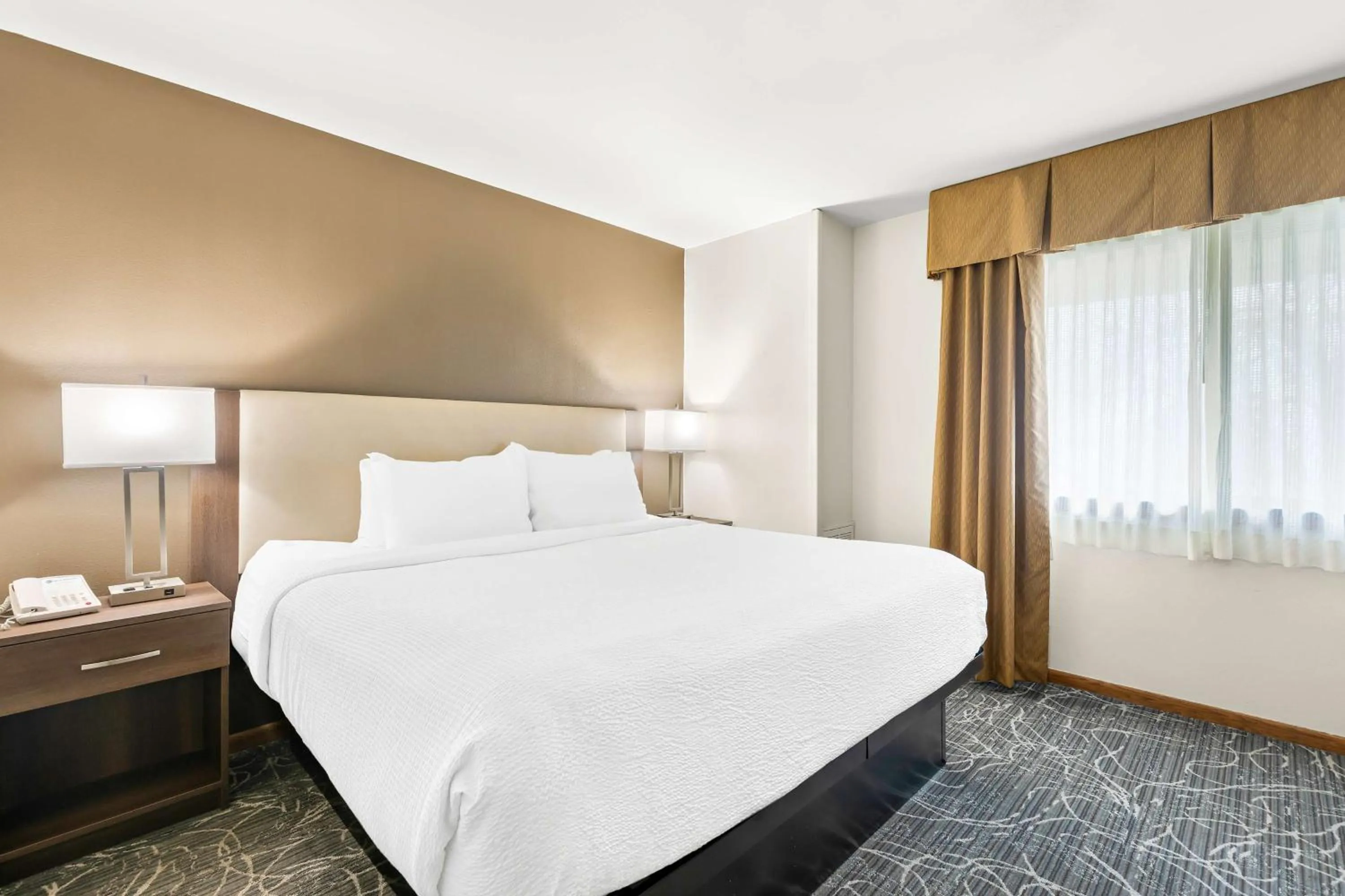 Bedroom, Bed in Best Western West Towne Suites