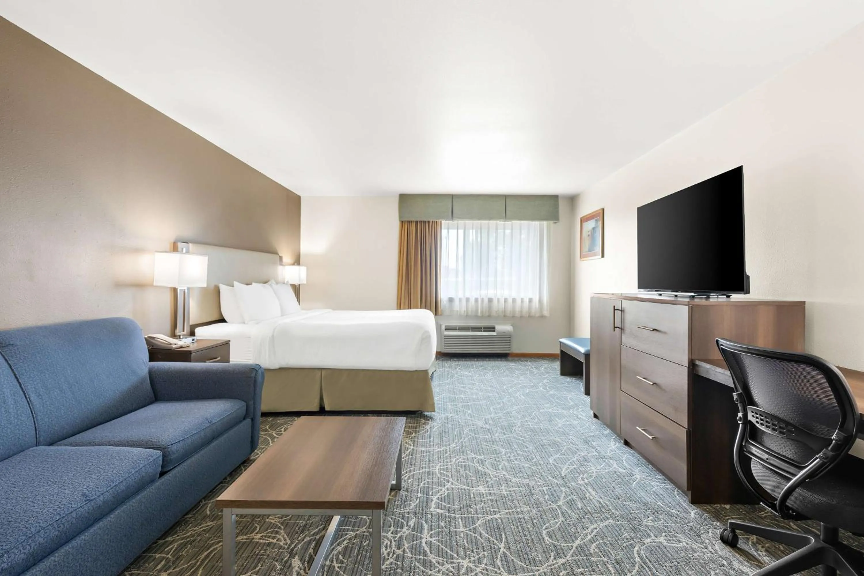 Bedroom, Bed in Best Western West Towne Suites