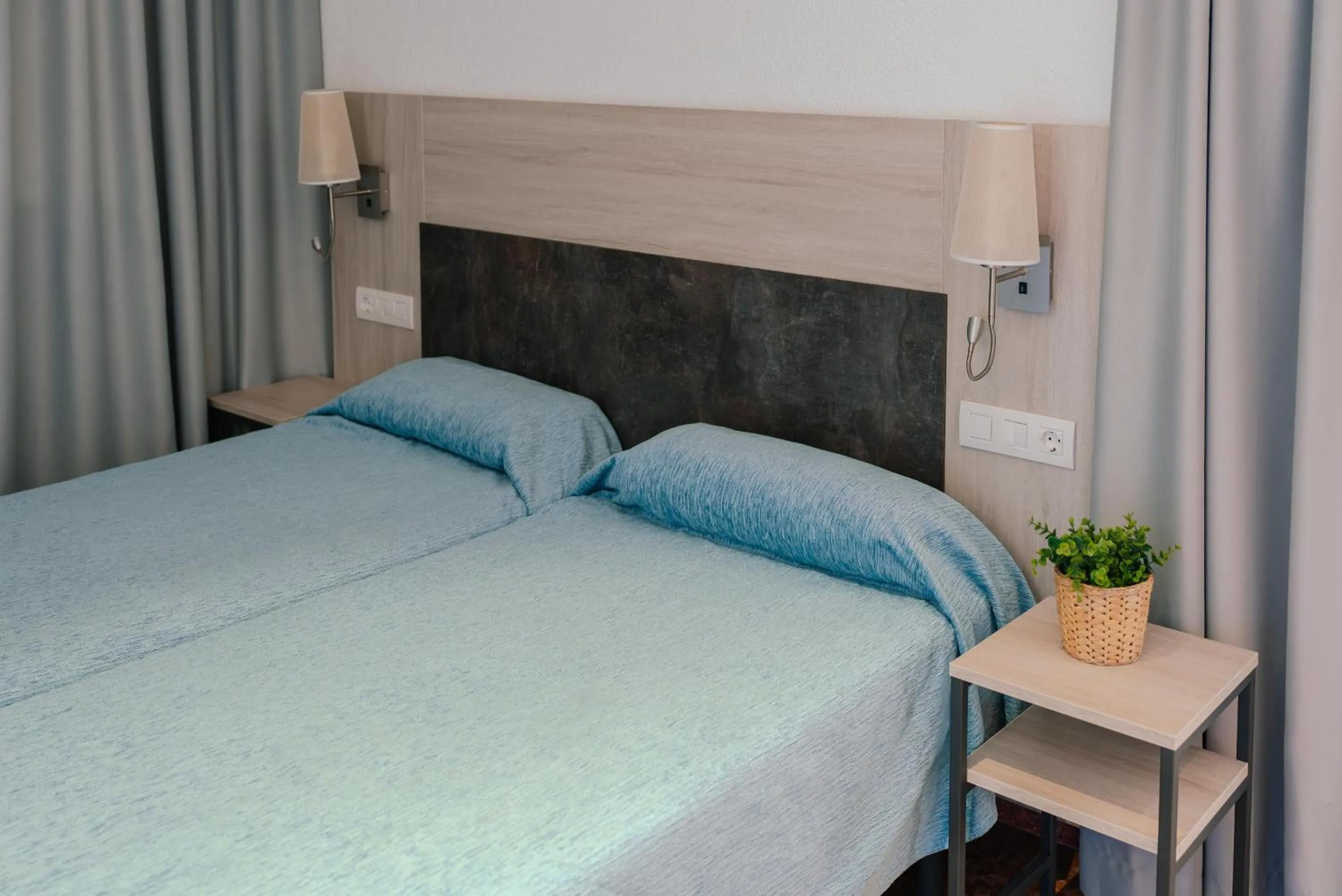 Photo of the whole room, Bed in Port Europa