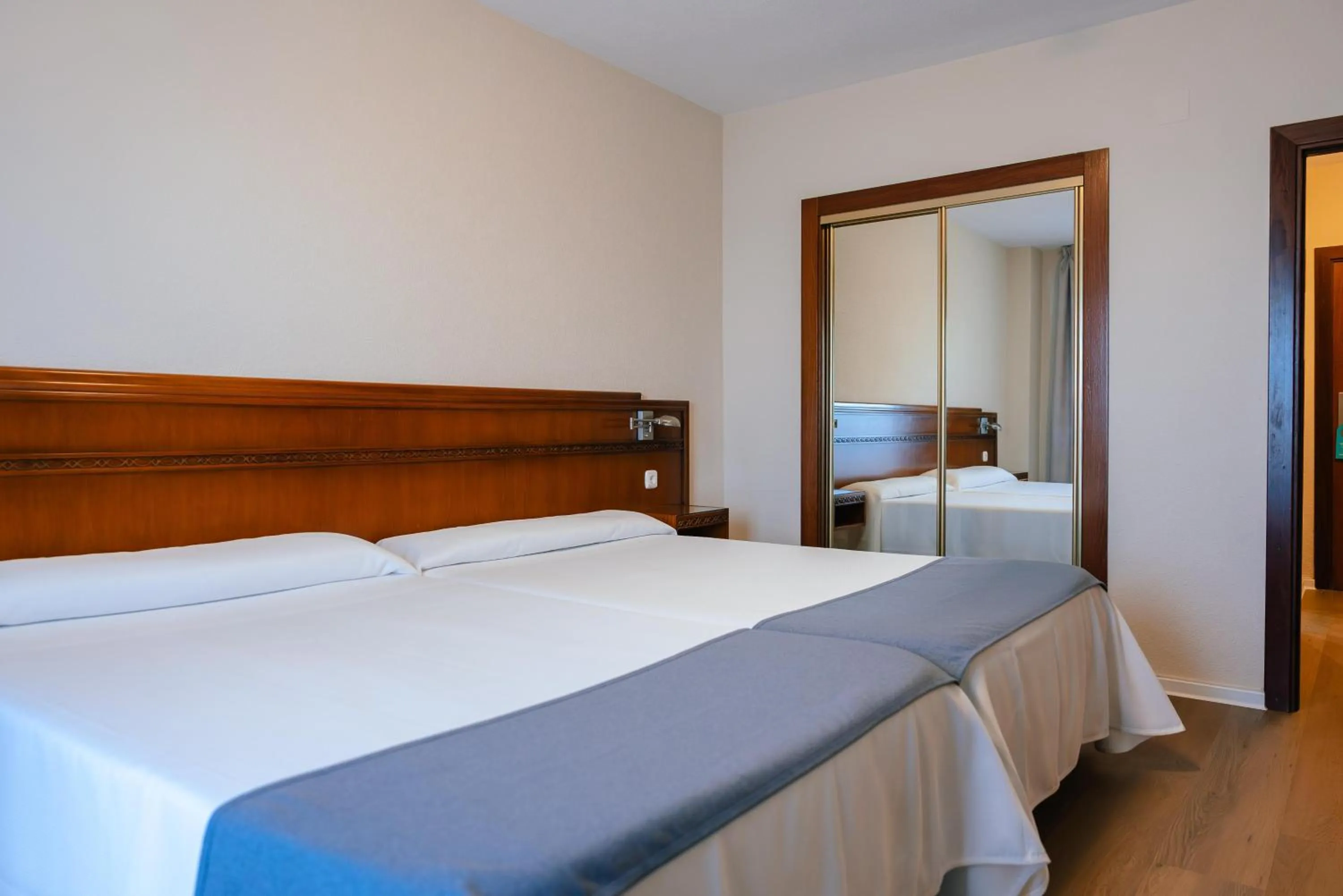 Photo of the whole room, Bed in Port Europa