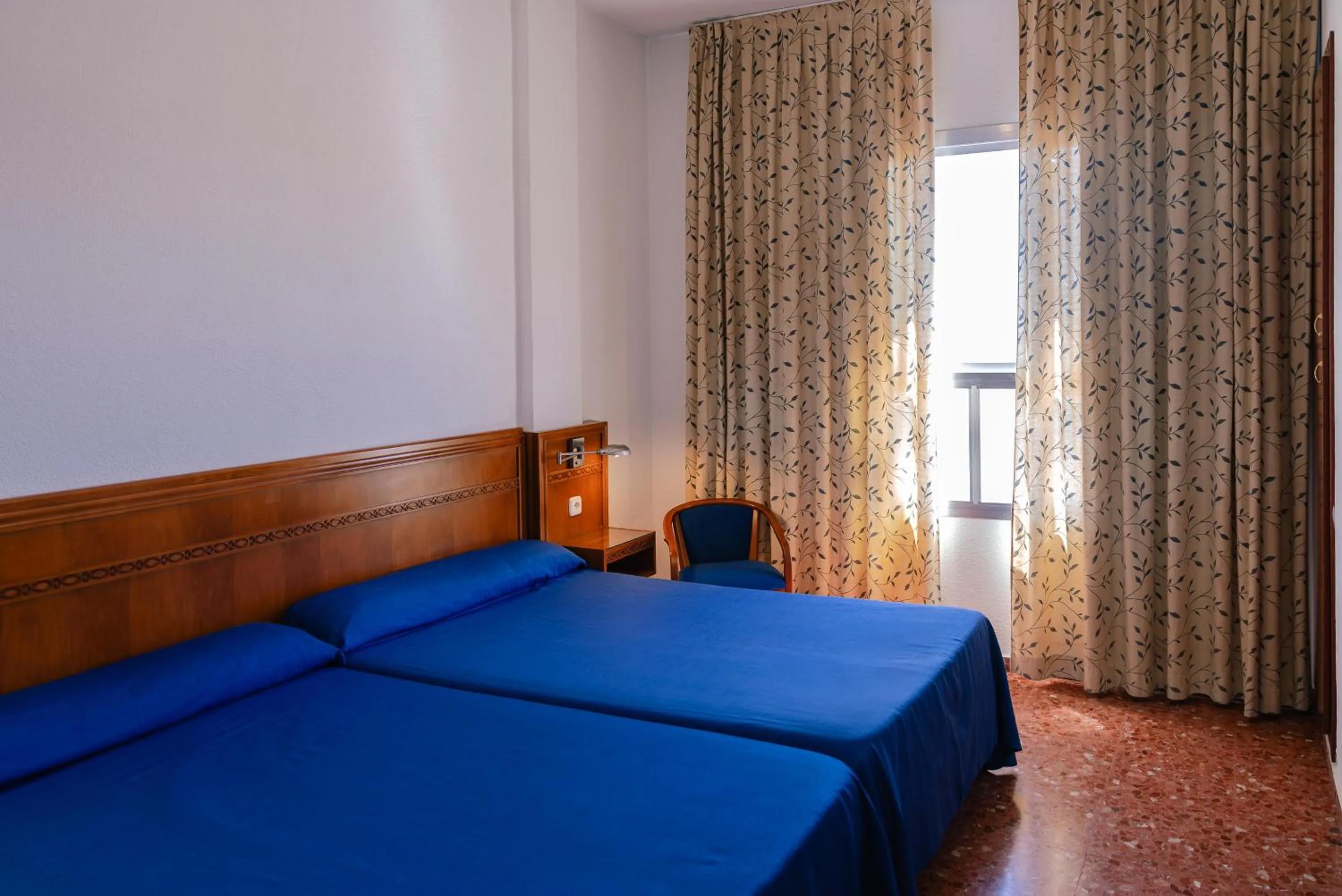 Photo of the whole room, Bed in Port Europa