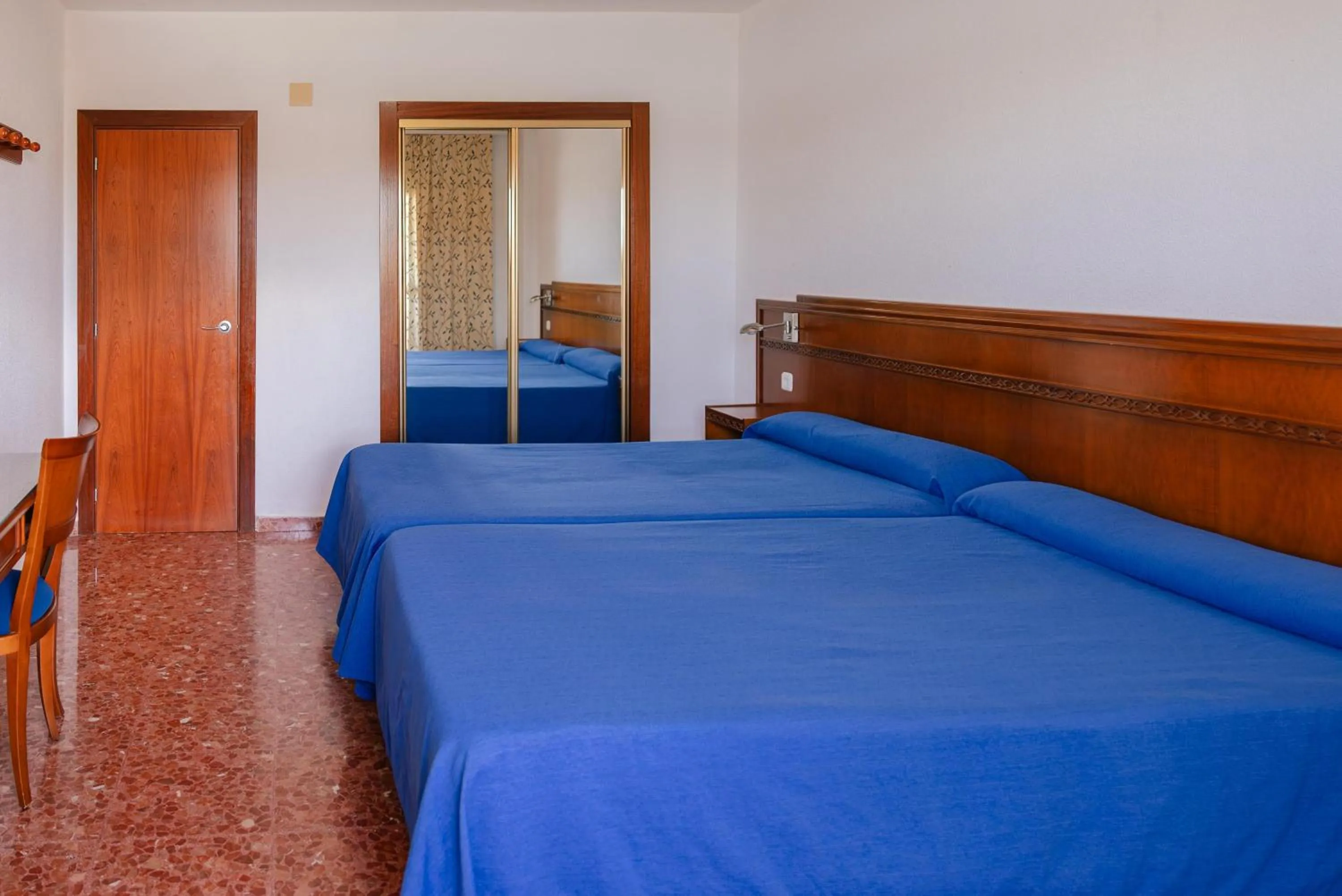 Photo of the whole room, Bed in Port Europa